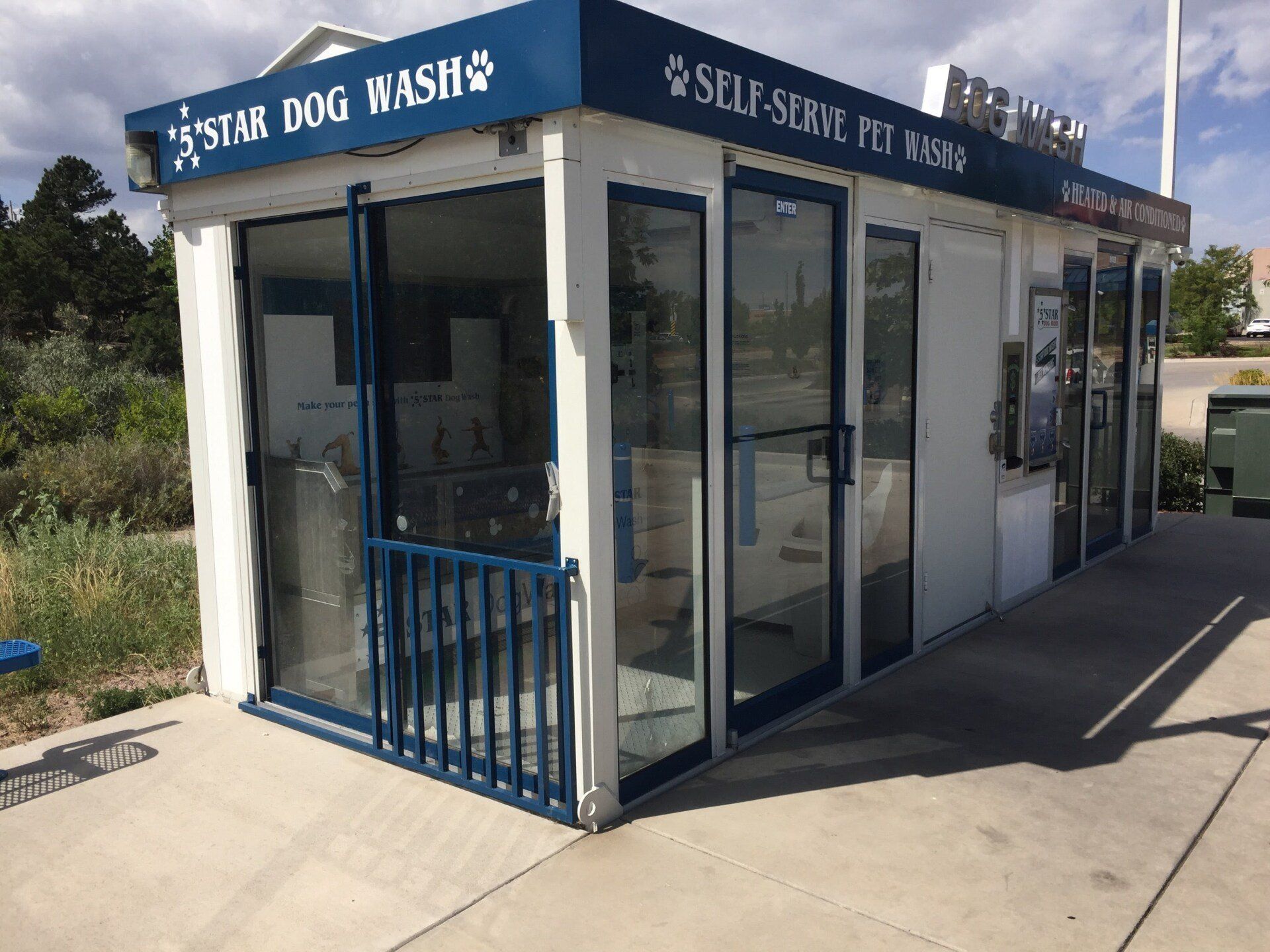A blue and white building with a sign that says ' star dog wash ' on it