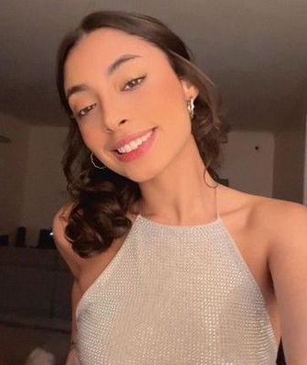 Uma mulher de top curto está sorrindo para a câmera