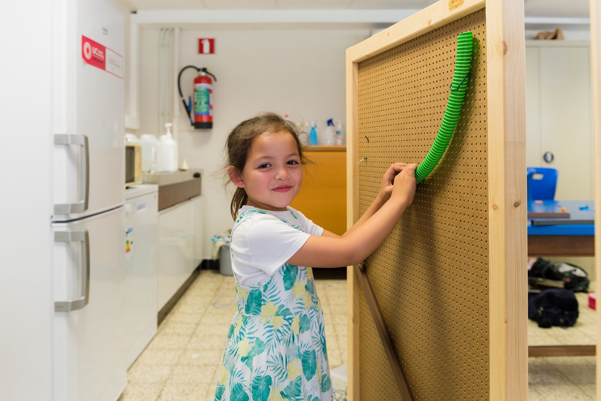 STEM is niet enkel voor jongens. Meisje dat een achtbaan knutselt. 
