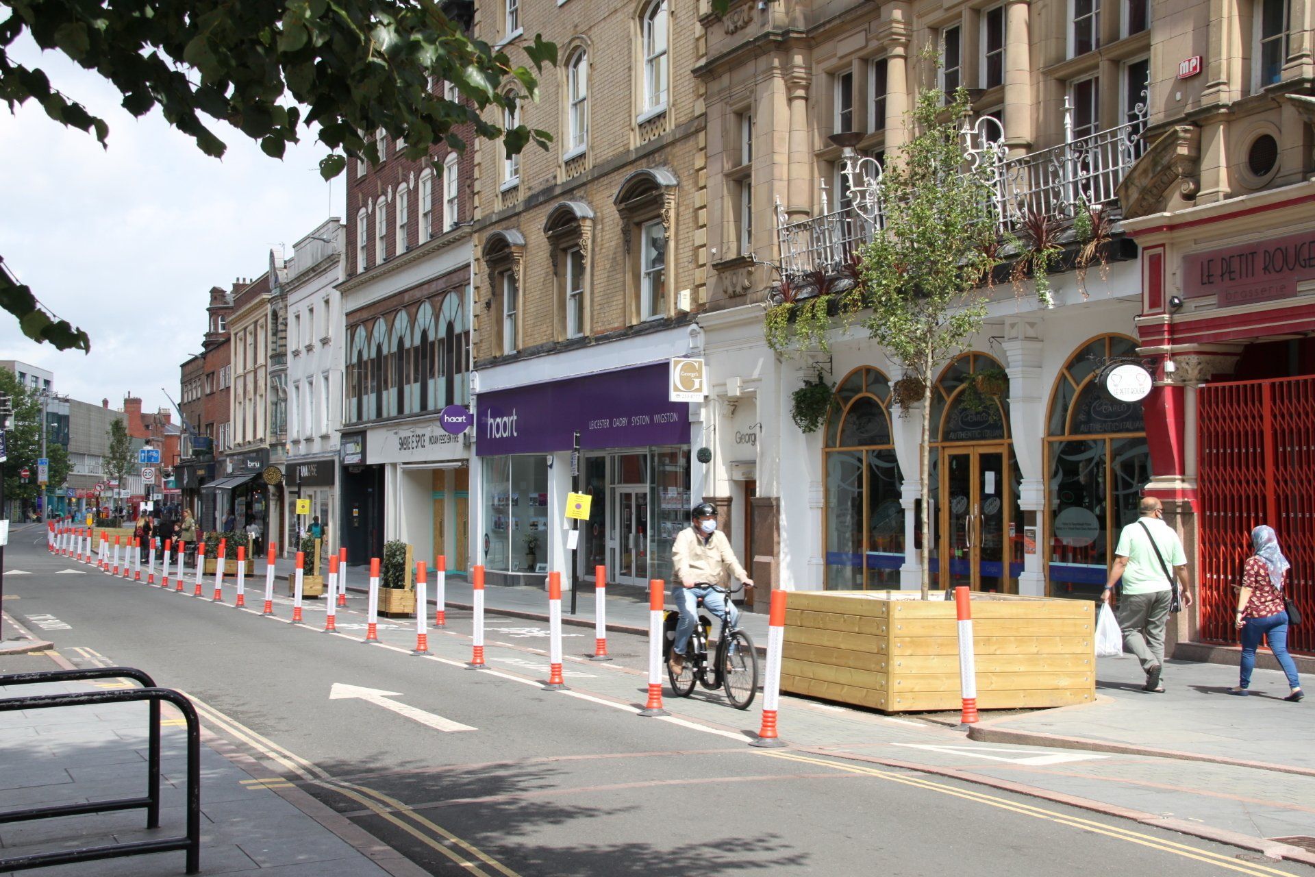 Mobilane green screens, installed in timber planters in leicester city centre