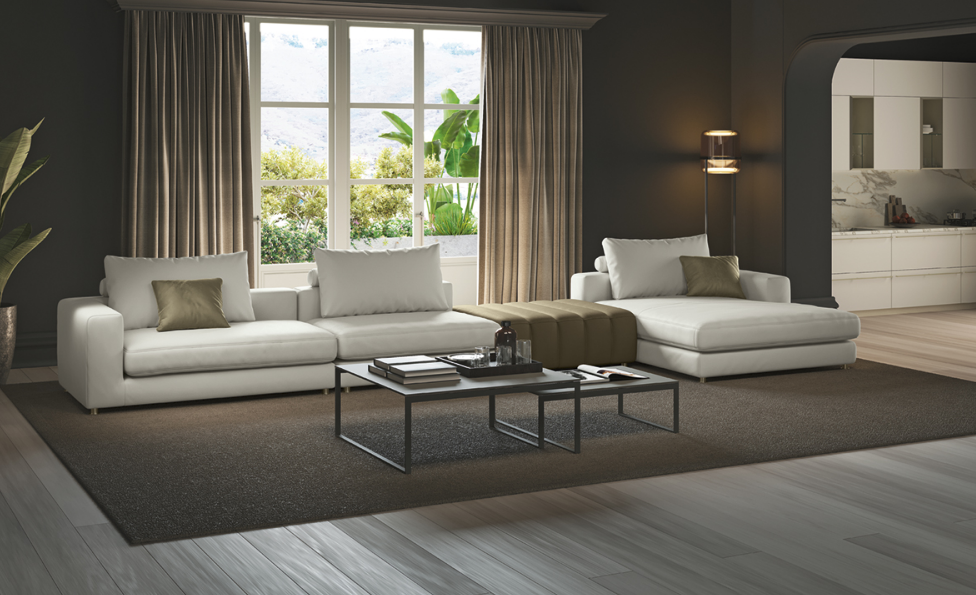 Louvre è un divano dalla forte personalità e particolarmente versatile. Grazie alla varietà degli elementi, come il modulo angolare, è possibile realizzare delle composizioni dal carattere trasversale che si inseriscono con eleganza nell’ambiente. Gli elementi trapuntati permettono di creare piacevoli contrasti aggiungendo valore estetico alla configurazione, le linee pulite e squadrate conferiscono al divano un aspetto estremamente moderno e raffinato. Rifinito con maestria in ogni lato, Louvre è il protagonista del soggiorno con una decisa propensione nell'essere collocato anche centrostanza. / CARATTERISTICHE TECNICHE Molle insacchettate: Le
molle insacchettate permettono di avere stabilità, densità e robustezza, una qualità di seduta di altissima classe e di forte resistenza all’usura. Imbottitura: Le imbottiture di seduta sono una combinazione di materiali di alta qualità, con una densità di 35 kg/m3 e un nucleo di molle insacchettate all’interno del cuscino. Per ottenere un comfort di seduta armonioso, la bombatura è composta da fiocchi di schiuma viscoelastica al 100%. I cuscini di schienale sono in fiocco di schiuma viscoelastica. Lati componibili: Questo modello presenta i lati componibili completamente rifiniti e consente l’installazione anche a centro stanza.