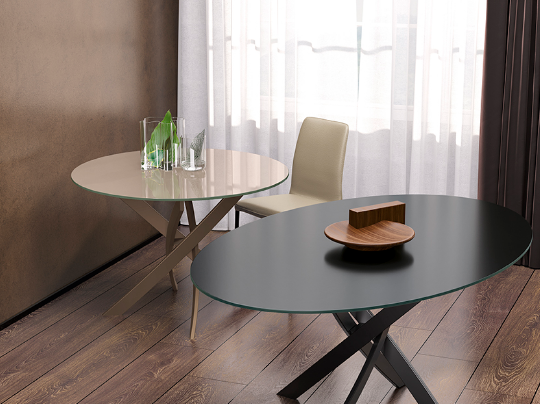 L’armonioso intreccio di archi definisce un tavolo unico, protagonista di ogni ambiente. Le gambe inclinate e sovrapposte formano un disegno geometrico di grande impatto visivo che gioca con la tridimensionalità ottenendo un risultato perfetto nato dall'eleganza, dall'equilibrio e dalla leggerezza dei volumi. La base in metallo è disponibile in finitura Ottone Scuro, Nero, Antracite e Sabbia. Il piano è di forma rotonda, ovale fisso o allungabile ed è configurabile in Cristallo Lucido, Cristallo Velvet, Superceramica, Supermarmo opaco, Supermarmo lucido e legno Impiallacciato. La versione fissa può essere arricchita con il piano centrotavola girevole, un dispositivo rotante che permette di condividere facilmente cibi e oggetti con tutti i commensali.