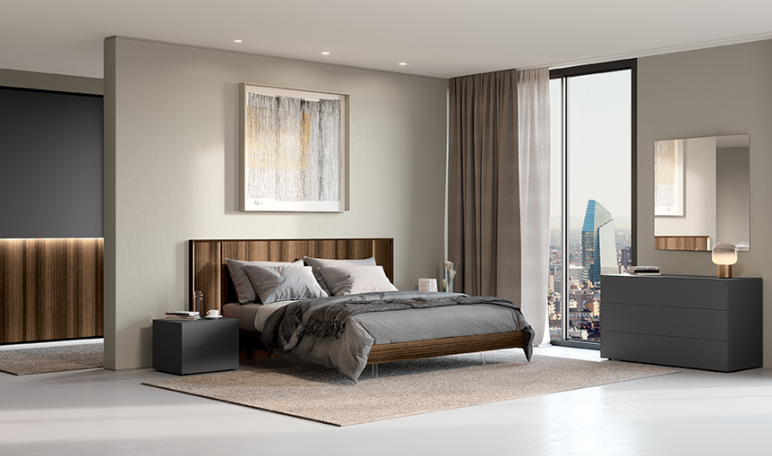 Il letto Nouvelle con testata in doppio pannello è valorizzata da tagli di luce LED verticale integrata che ne esaltano il design. Dettagli utili sia per la lettura che per conferire un’atmosfera calda e avvolgente alla camera da letto. Il particolare della luce rende Nouvelle l'elemento centrale dell'ambiente notte, regolabile nell'intensità grazie ad un pratico telecomando. Il pannello centrale e quello laterale possono essere tono su tono o a contrasto per consentire la massima personalizzazione. Il modello è disponibile con rete fissa, rete alzante o traslante a doghe e la testata può essere retrofinita in finitura Leather Grey.