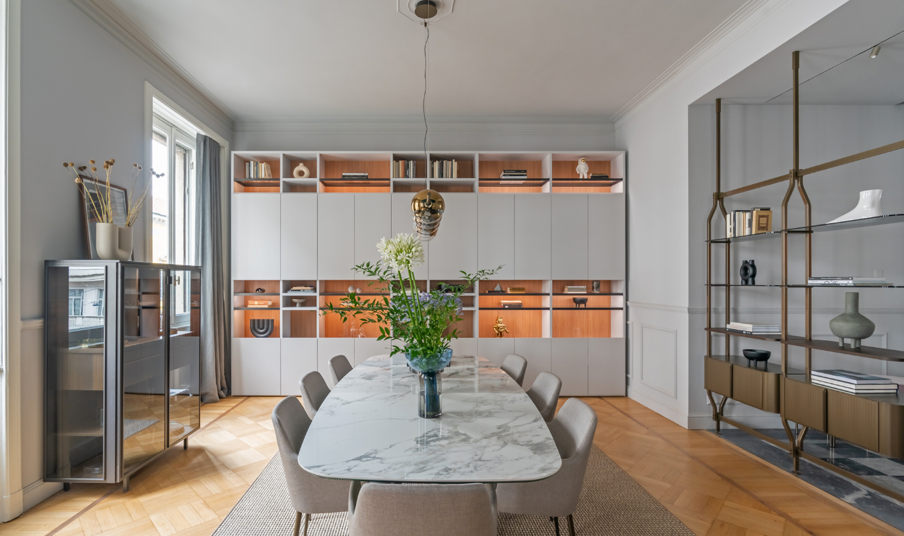 Riprogettazione e arredo di due appartamenti di pregio al secondo piano del numero 18 di via Fatebenefratelli. Un’abitazione di origine Nord Europea e con un tocco di influenza anglosassone, il cui stile si proietta all’esterno attraverso le caratteristiche finestre a bow window. La metratura importante, 210 mq, ha permesso di pensare a due distinte unità abitative. Un “fast and chic” dove ciò che conta è il risultato funzionale e intelligente
