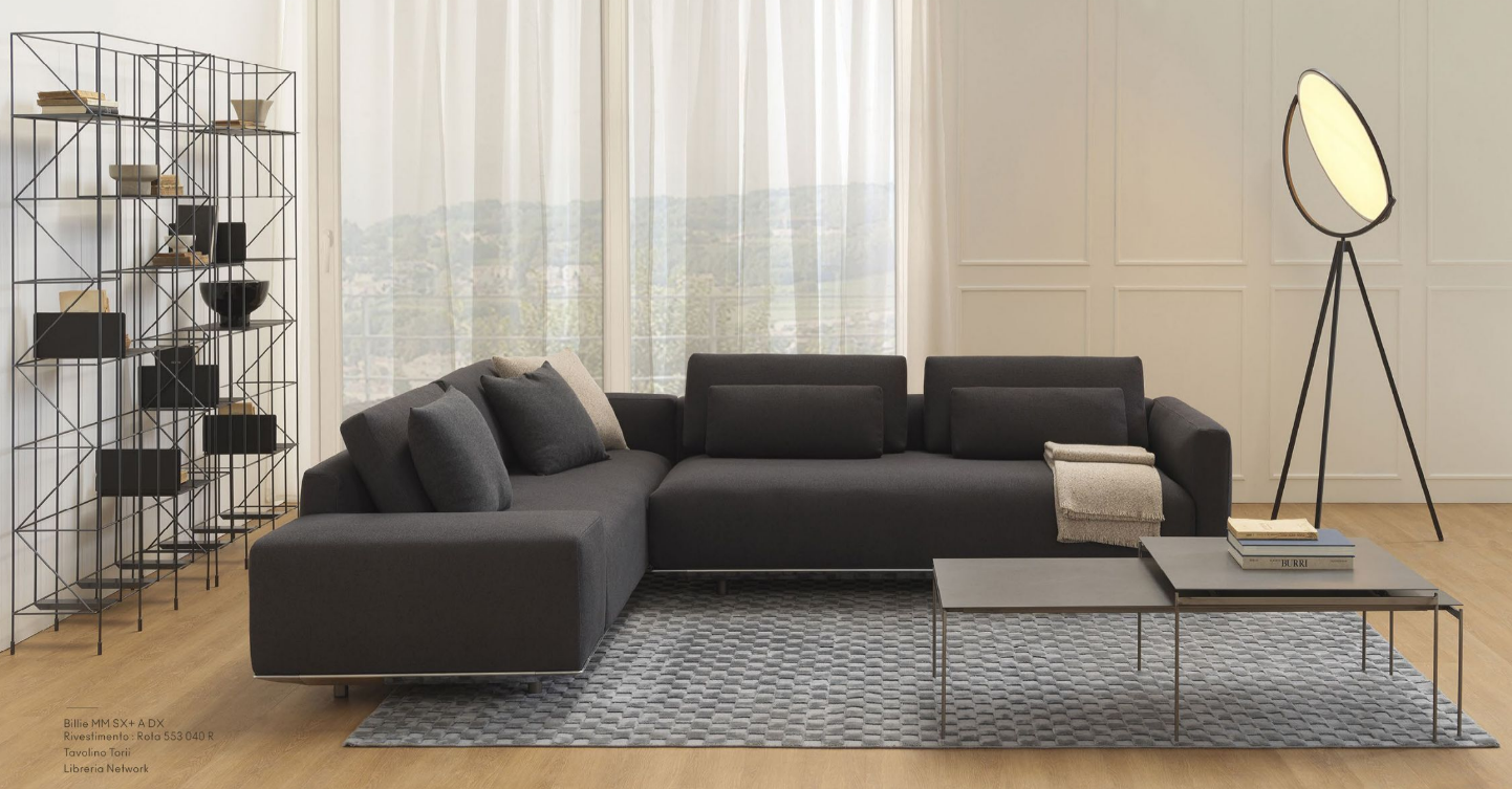 Billie
Billie è una delle cinque famiglie della collezione di divani componibili disegnati da Ludovica+Roberto Palomba. Il telaio in alluminio (brevetto horm), leggero ed ecologico, su cui si innestano tutti gli elementi imbottiti, è il tratto distintivo e il comune denominatore della collezione, espressione dell’alta artigianalità sartoriale del Made in Italy. Le varie tipologie di seduta e le imbottiture a quote differenziate di portanza sono studiate per garantire il massimo comfort. Billie presenta un unico grande cuscino di seduta, con un piedino nascosto in alluminio, ed è disponibile in due profondità: 90 o 105 centimetri.
