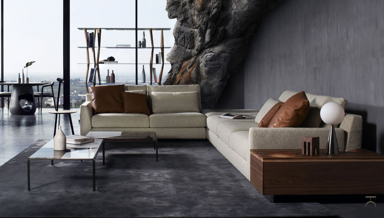 Ellington
Ellington è una delle cinque famiglie della Collezione di divani componibili JAZZ, il sistema di imbottiti pensato e realizzato da Horm insieme alla coppia di designers Roberto Palomba e Ludovica Serafini. Il telaio in alluminio (brevetto Horm), leggero ed ecologico, su cui si innestano tutti gli elementi imbottiti, è il tratto distintivo e il comune denominatore della Collezione, espressione dell’alta artigianalità sartoriale del Made in Italy. Le varie tipologie di seduta e le imbottiture a quote differenziate di portanza sono studiate per garantire il massimo comfort. Ellington, con i suoi volumi ben proporzionati, rappresenta la tipologia più classica e rassicurante del divano, alto da terra solamente 3 cm.