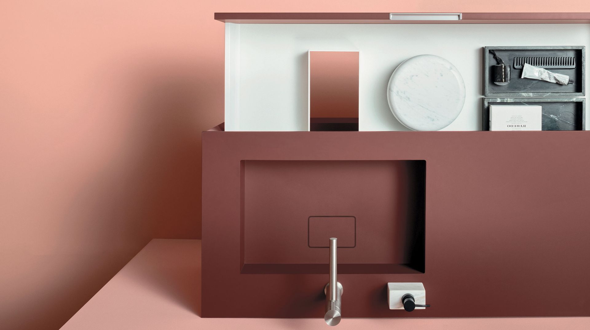 Caratterizzati da una particolare attenzione al dettaglio e da linee semplici e pulite, i mobili bagno della collezione Materia sono realizzati con materiali pregiati, come i legni rovere e noce antico e noce canaletto. Le texture materiche, essenziali ma profonde, permettono di enfatizzare ogni mobile realizzando soluzioni d’arredo bagno di design che fanno risaltare forme, colori ed essenze e conferendo ad ogni arredo un raffinato equilibrio. Composizioni complete e funzionali, per arredare con stile anche spazi ridotti.