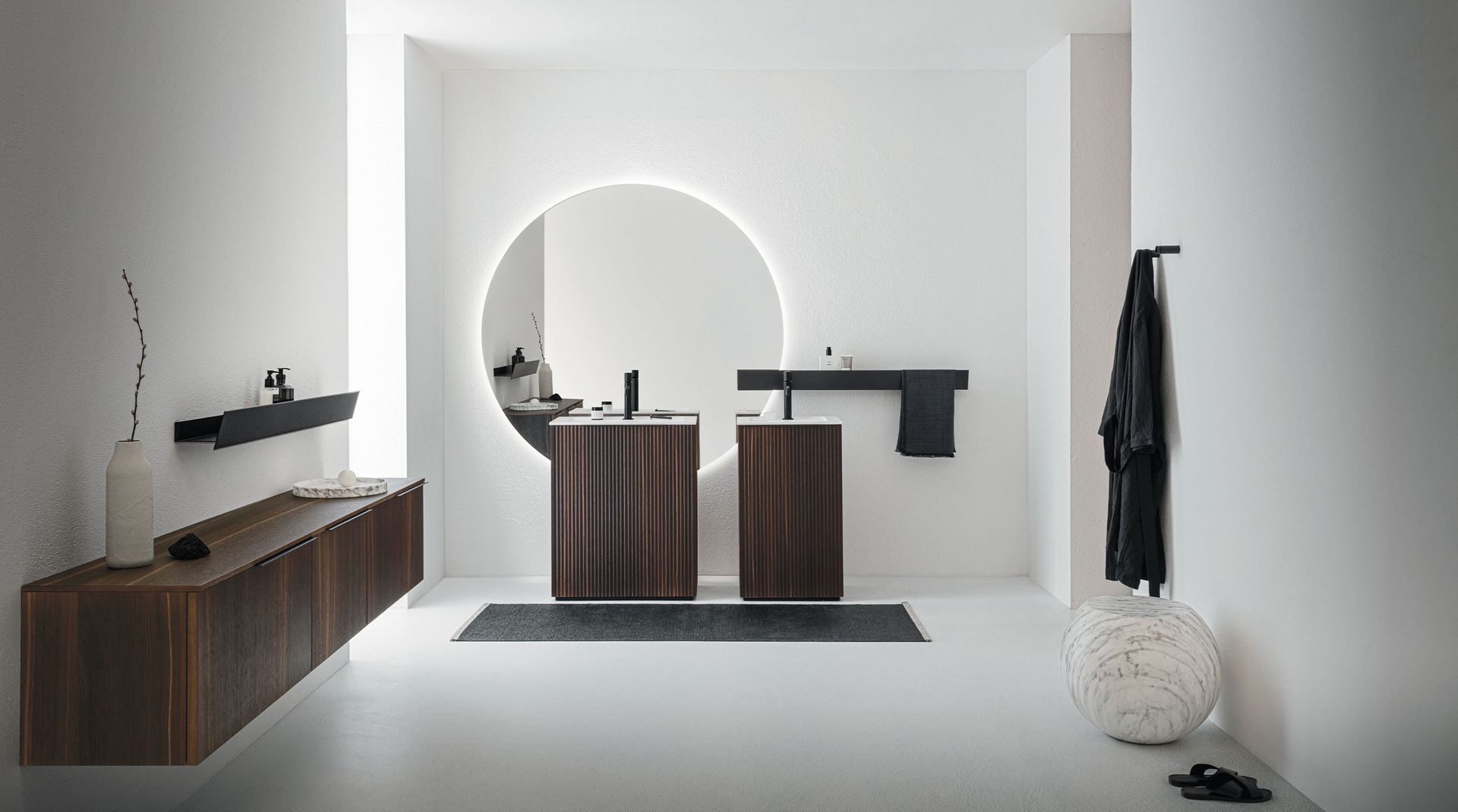 La collezione di arredo bagno Sky esprime essenzialità ed eleganza grazie ai mobili bagno moderni e di design, dalle linee rette e sofisticate. Un progetto dove razionalità ed estetica coincidono e si raffigurano in sapienti composizioni di materiali e volumi, espressione di una profonda cultura dell’arredo. Sky, da sempre caratterizzato dall’anta liscia, amplia la sua collezione ed è ora disponibile in quattro nuove varianti “special”, Sky U, Sky Gola, Sky Ondina e Sky Pregiati, arredando differenti ambienti bagno con una raffinata armonia.