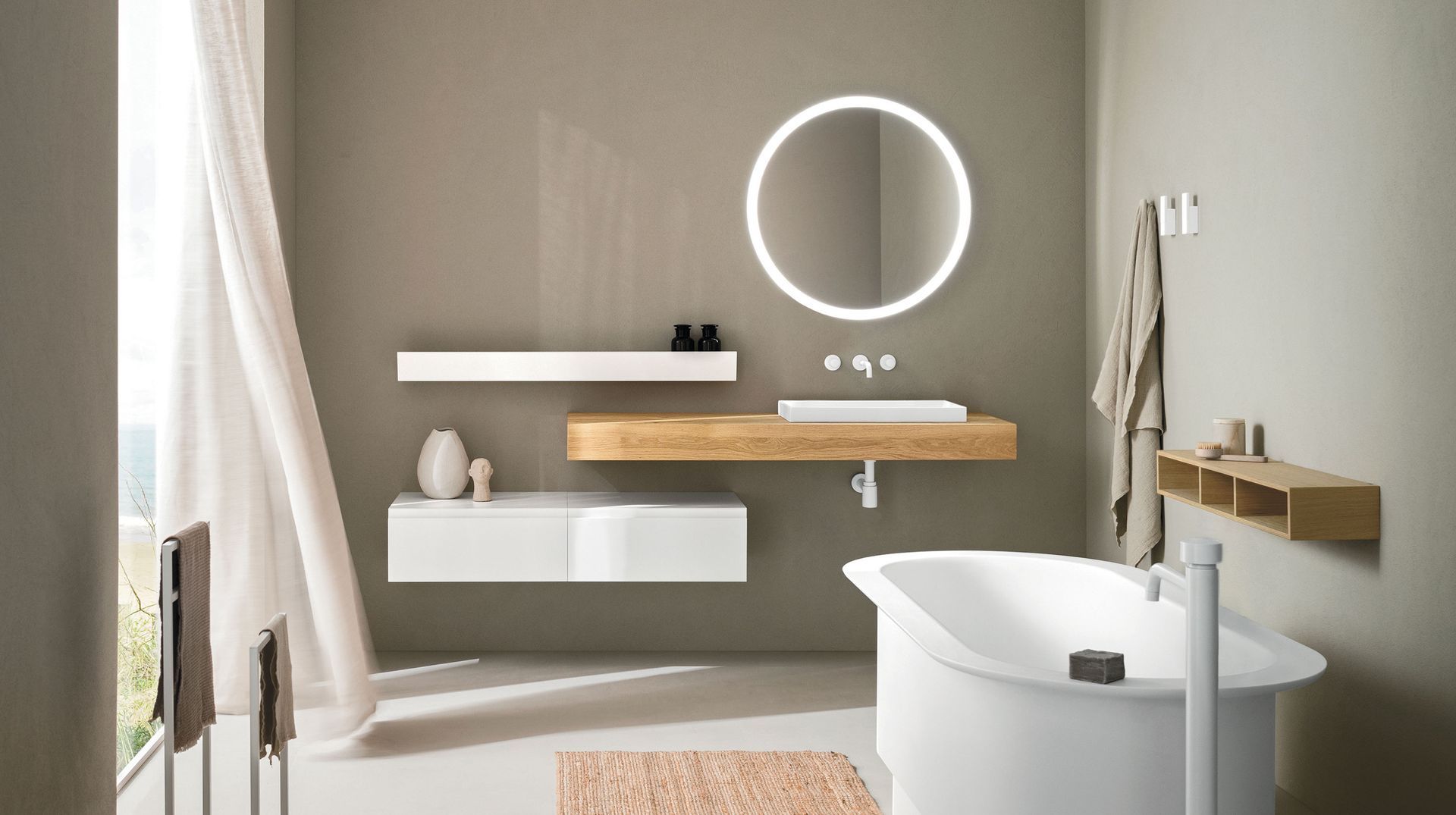 L’arredo bagno Street si caratterizza per la comoda presa integrata nell’anta, un elemento estetico e funzionale, principe della collezione. Praticità e raffinatezza vivono in perfetta sintonia creando soluzioni semplici e ambienti bagno più ricercati, dall’esclusiva qualità Made in Italy. I volumi essenziali e senza tempo incontrano la vasta modularità della collezione e coniugano ricercatezza ed eleganza, adattandosi facilmente ad ogni ambiente bagno.