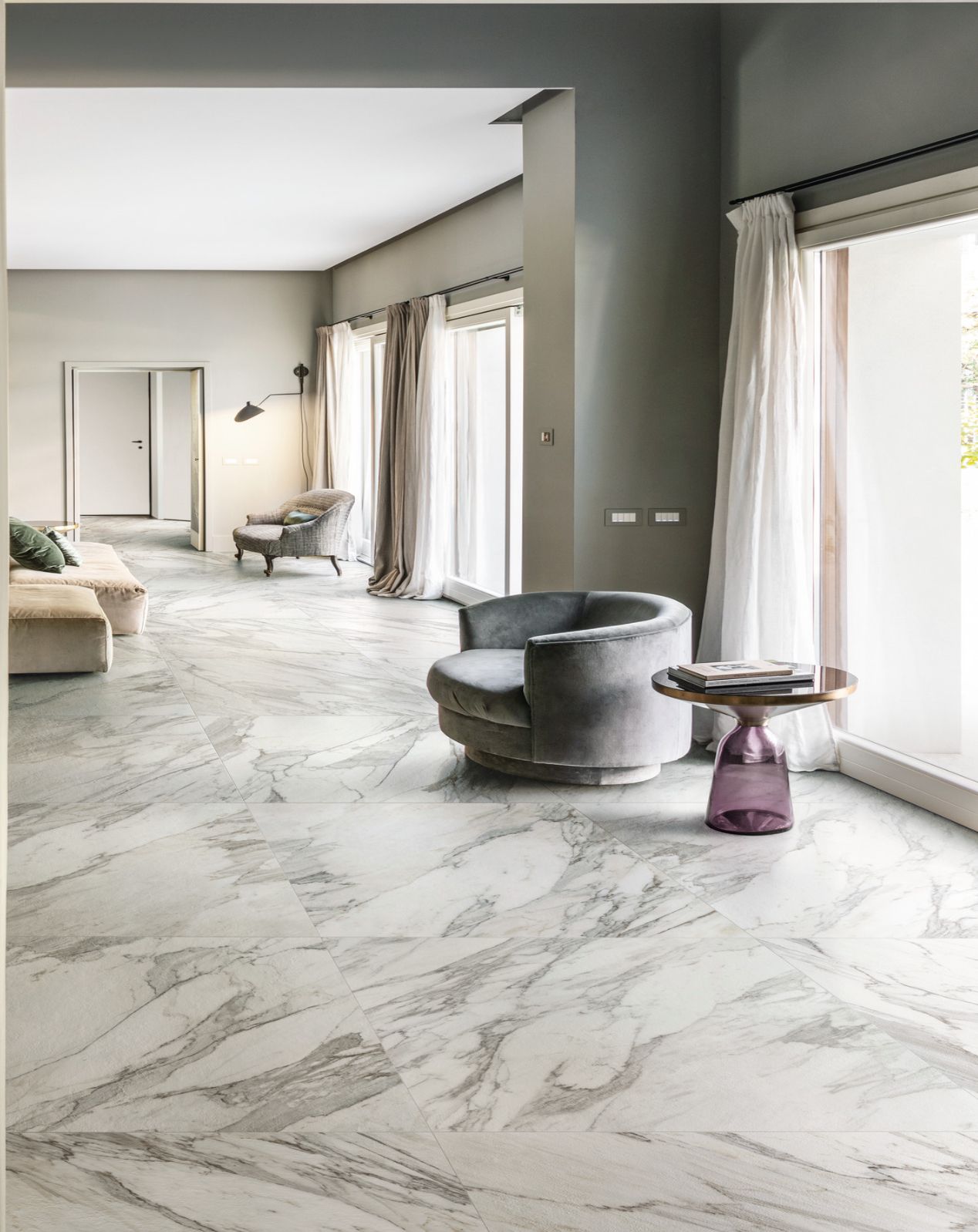 GRES PORCELLANATO EFFETTO MARMO: LUSSO E INNOVAZIONE IN UN UNICO PRODOTTO
Da sempre il marmo è il materiale decorativo per eccellenza, sinonimo di eleganza e lusso: multiforme, mai uguale a sé stesso, con i suoi colori, le marezzature, la luminosità, il disegno imprevedibile delle venature. Marazzi propone diverse collezioni di piastrelle in gres porcellanato effetto marmo ispirate sia alla storia costruttiva italiana – ad esempio con lo statuario, il calacatta o il travertino –, sia alle più famose varietà di marmo del panorama internazionale. Ai materiali naturali sono ispirate anche le linee in ceramica effetto marmo e quelle in gres ispirate al seminato o terrazzo alla veneziana, una pavimentazione della tradizione lagunare.