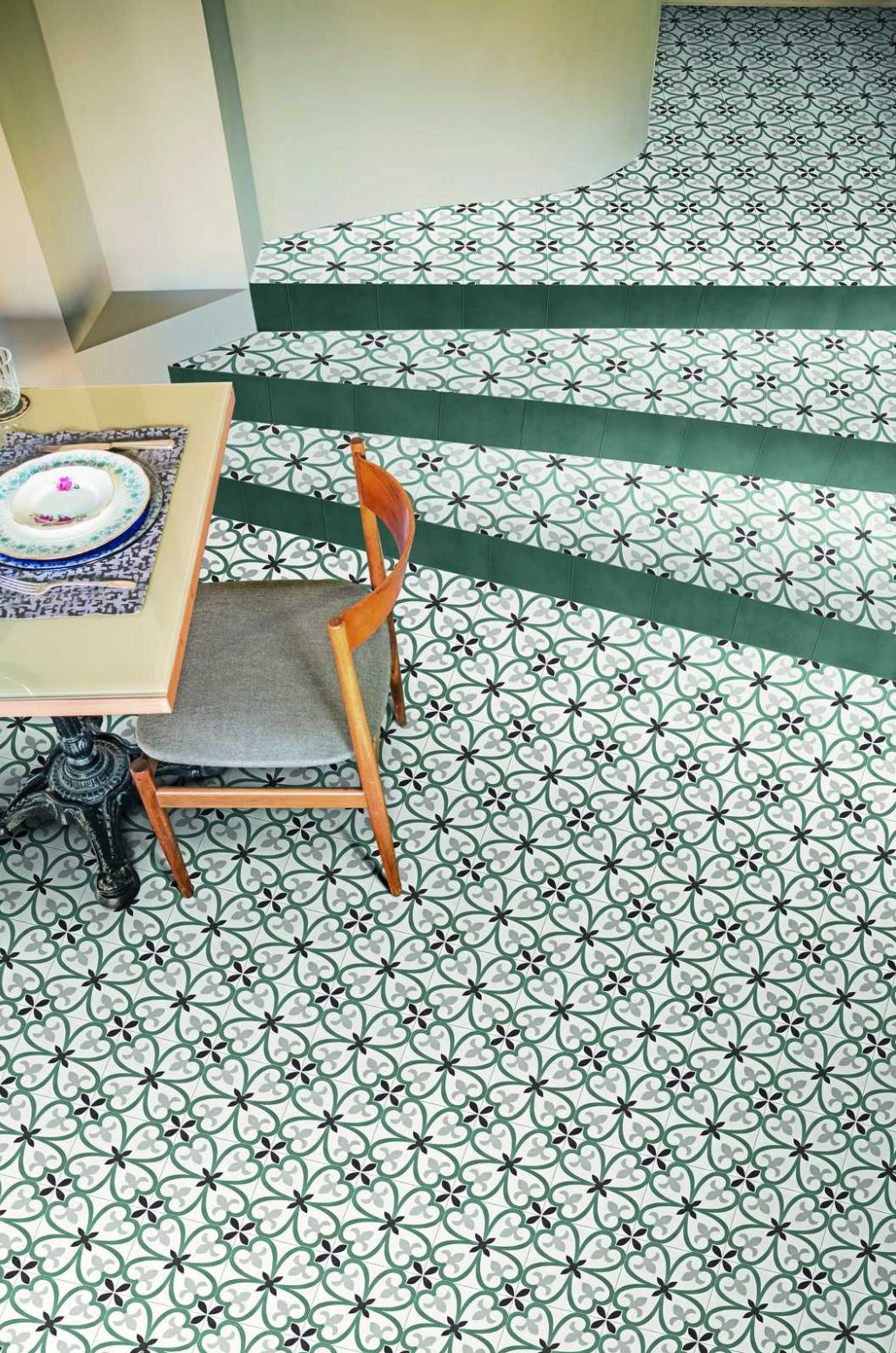 PIASTRELLE EFFETTO CEMENTINE: FORMATI, PATTERN E STILI
L’effetto cementina, con la sua texture materica e i colori polverosi e desaturati, dona alle piastrelle un look capace di adeguarsi a stili differenti, dall’industriale al contemporaneo, dal rustic chic al new vintage.
Tipiche delle architetture di un tempo, le cementine sono accomunate da un formato quadrato medio-piccolo (massimo 20 cm) e dalla ripetizione di un pattern perlopiù geometrico, anche se alcune collezioni propongono varianti esagonali e decori mix&match che introducono motivi floreali o più classici da abbinare ai fondi in tinta unita. Ciò che dona raffinatezza alle piastrelle stile cementine è la perfetta riproduzione delle imperfezioni delle ceramiche storiche, con le loro superfici imprecise e i bordi smussati tipici delle lavorazioni artigianali.