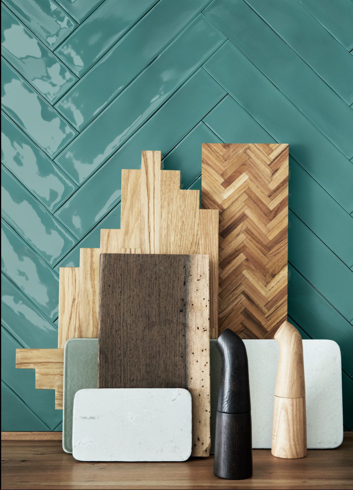 PIASTRELLE IN CERAMICA E GRES PORCELLANATO A TINTA UNITA: ELEGANZA E PERSONALITÁ PER I TUOI RIVESTIMENTI
Le piastrelle in tinta unita rappresentano una scelta di rivestimento capace di accontentare sia chi non ama decori e fantasie sia chi intende focalizzare l’attenzione del progetto su un elemento differente dal motivo decorativo.
Spostare il focus sull’arredo non significa però optare per pavimenti e pareti dal carattere anonimo: le piastrelle monocolore possono donare personalità agli ambienti senza prevaricare sugli altri elementi.