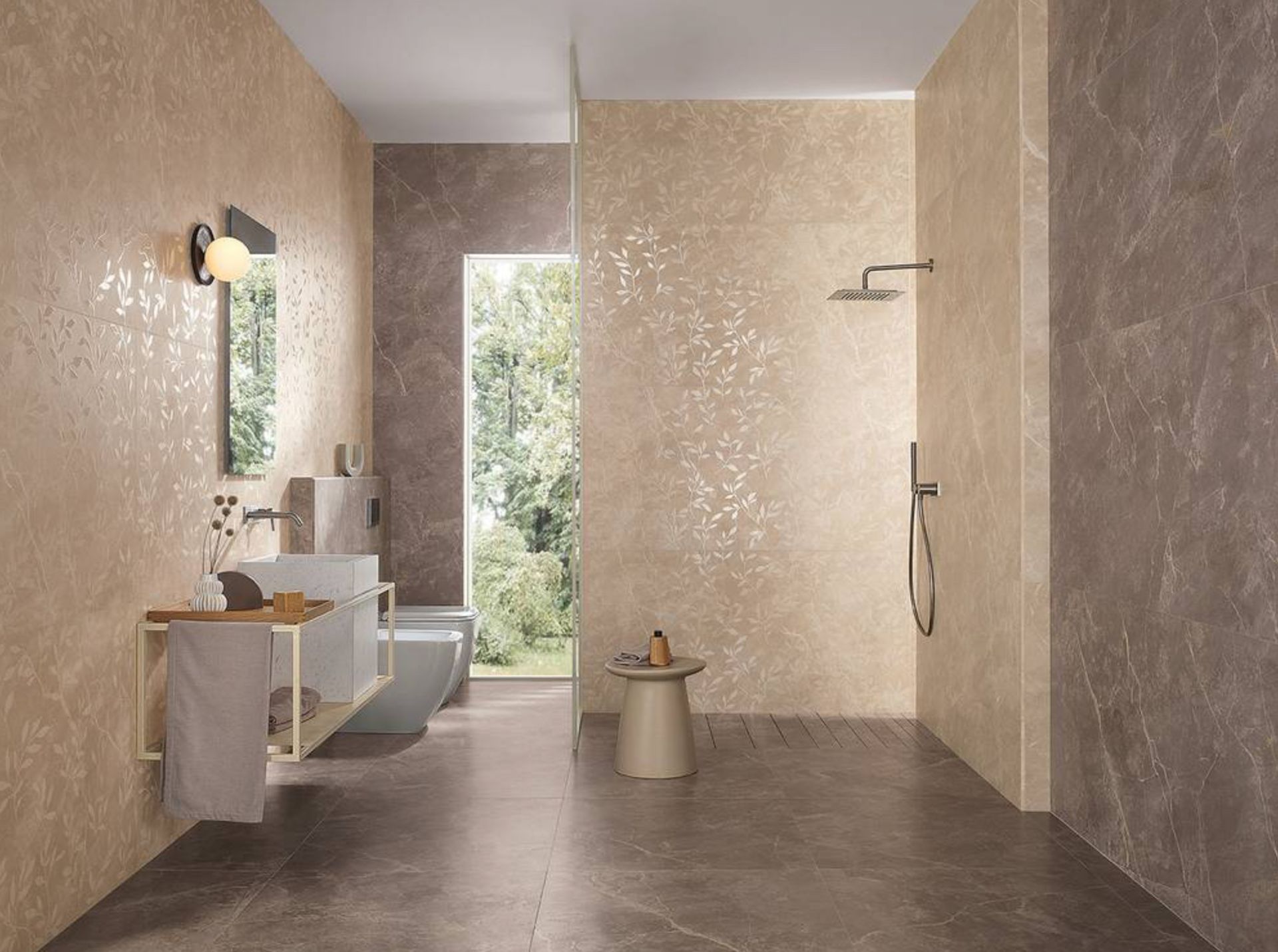 Gres Porcellanato Effetto Pietra: eleganza e performance
Nell'attuale panorama delle pavimentazioni e rivestimenti per interni ed esterni, il gres porcellanato effetto pietra si sta affermando come una delle scelte più ambite e apprezzate. Questo tipo di materiale, infatti, combina l'elevata resistenza e durabilità del gres porcellanato con l'inconfondibile aspetto della pietra naturale.
Le piastrelle in gres effetto pietra sono il risultato di avanzate tecniche di produzione che replicano con cura le venature e le sfumature della pietra naturale. Ogni piastrella diventa così un pezzo unico, in grado di arricchire ogni ambiente con eleganza e personalità.
A differenza della pietra vera, il gres porcellanato effetto pietra offre una manutenzione semplificata e una durata superiore, mantenendo intatto il suo fascino nel tempo. Una delle caratteristiche che rende queste piastrelle così speciali è la fedeltà con cui vengono riprodotte le venature della pietra. Questi dettagli, insieme alle diverse sfumature, contribuiscono a creare un'atmosfera calda e accogliente, che trasmette la forza e la solidità tipica della pietra.
Oltre all'aspetto estetico, è bene sottolineare le prestazioni tecniche di queste piastrelle. Sono estremamente resistenti all'usura, agli sbalzi termici e ai graffi. Queste caratteristiche le rendono ideali per ambienti come la cucina o il bagno, dove la resistenza all'acqua e all'umidità è essenziale.