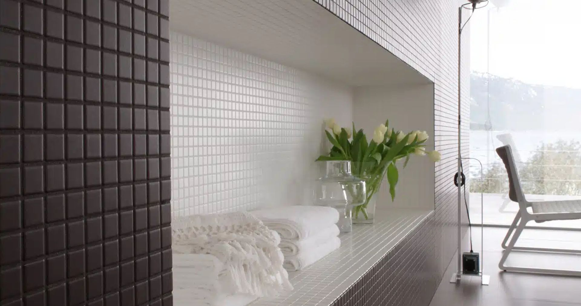 Affascinanti giochi di luci, riflessi e superfici vengono proposti in una sfida di contrasti con inusuali abbinamenti di chiaro-scuri grazie a smalti ceramici con finitura opaca. Le serie “Seta” in monopressocottura è proposta per tutti gli usi a rivestimento in ambito residenziale, commerciale e per i luoghi del benessere. L’uso a pavimento di tali prodotti è consigliato per bagni residenziali.