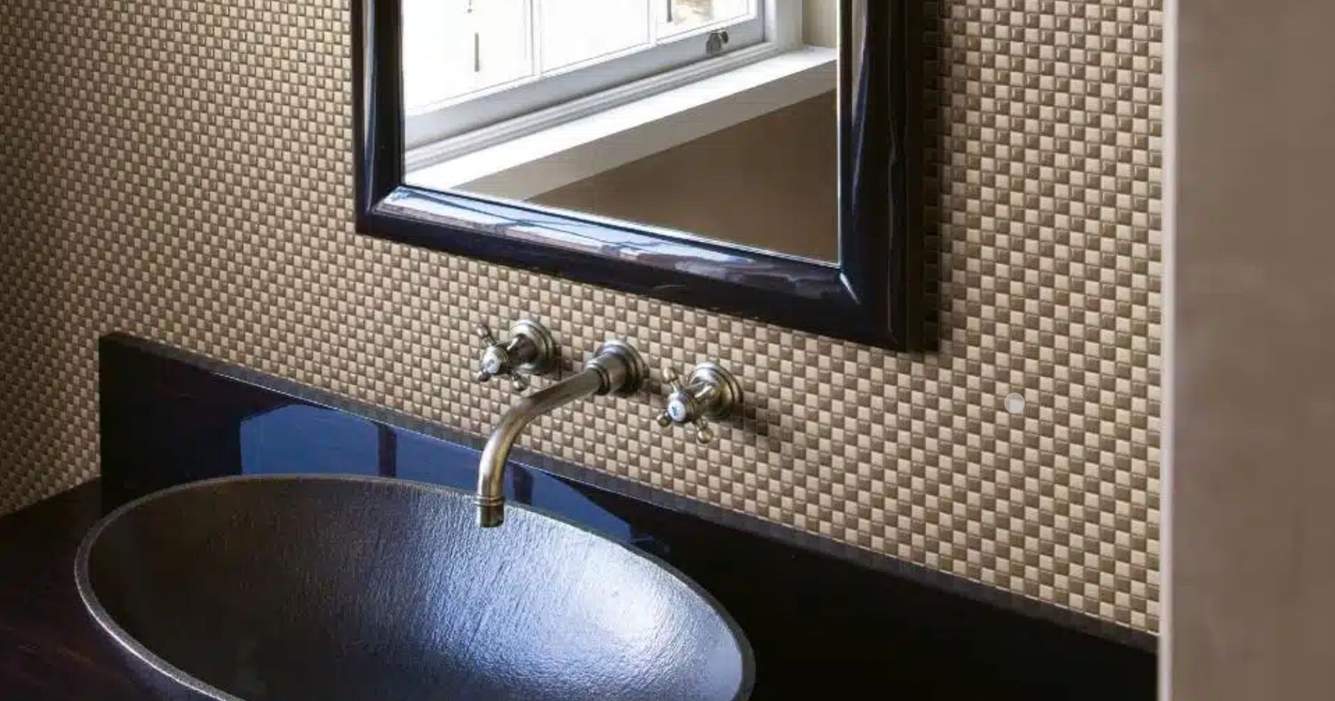 Texture rappresenta un mix di architettura, design e arte. Un racconto fatto con il mosaico, piccole tessere di ceramica smaltate di puro colore. Mosaici che raccolgono luce e riflessi per moltiplicare le loro immagini e realizzare superfici e campiture policromatiche