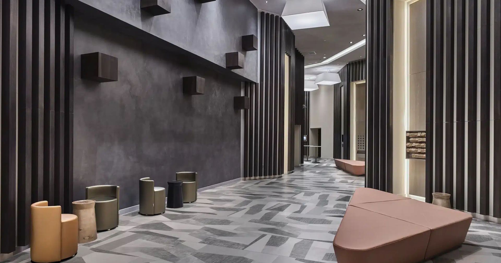 Collezione di piastrelle da pavimento e rivestimento in gres porcellanato colorato in massa, rettificato monocalibro. Finitura materica opaca realizzata mediante l’adozione di tecniche produttive e smalti di nuova generazione che ne permettono di evidenziare al tatto le differenti porzioni di materia. Disponibile in quattro colori, nei formati 60×60 cm e 60×120 cm spessore 10 mm. Tutti gli articoli sono realizzati in sei differenti disegni, per consentire una posa d’insieme compatibile e ogni volta diversa.