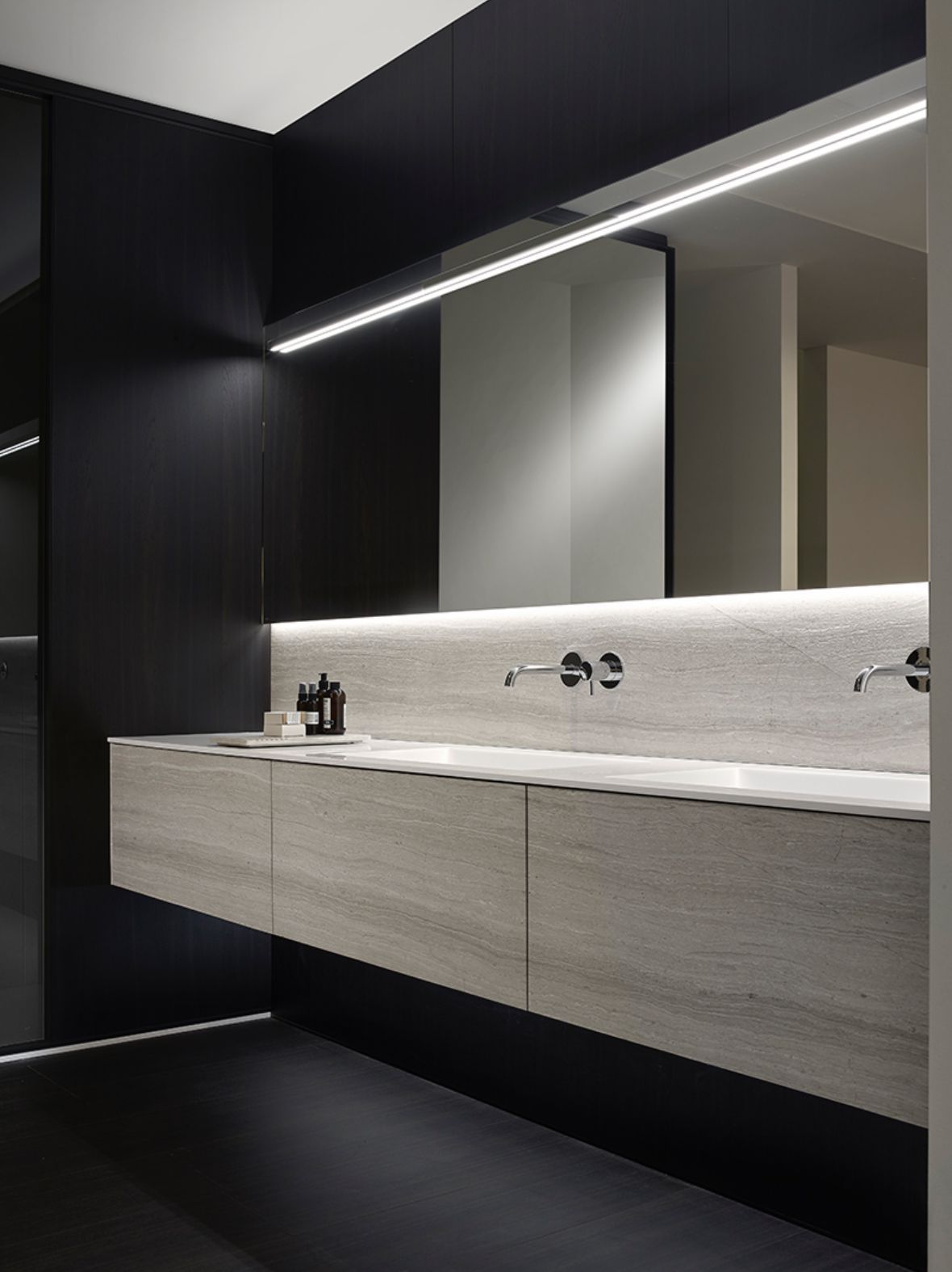 Protagonista di questa collezione è senza dubbio il marmo con il quale possono essere realizzati, oltre al top, anche frontali di cassetti e fianchi di finitura opzionali.
Lo spessore del marmo, per i fianchi e i frontali è di 10 mm. La struttura interna è laccata con colori abbinati al materiale esterno o su richiesta.
Per ogni composizione viene utilizzata una lastra, sezionata in base ai moduli che formano il mobile in modo che le venature che caratterizzano i vari materiali siano continue e omogenee tra loro.