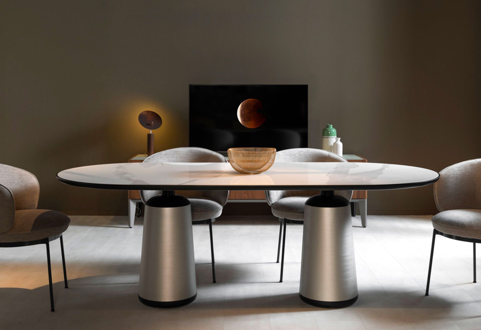 Marien è un esemplare di stile ed eleganza, dalla grande personalità grazie ad un mix di elementi unici. Una base imponente che si sviluppa verso l’alto per supportare il top perfettamente incastonato in un sottile bordo perimetrale: proprio come Marienplatz, cuore pulsante di Monaco, immersa nell’atmosfera unica e inconfondibile della Baviera. Il tavolo è disponibile in tre dimensioni diverse, e il top può essere realizzato in marmo, Fenix o vetro retroverniciato. Marien appartiene alla collezione Plaza, un progetto che racconta un viaggio metaforico tra le capitali europee interpretandone le piazze urbane più iconiche, e si compone di tavoli, sedute, cabinet, desk e consolle, progettati non solo per la dimensione domestica più intima, ma anche per gli spazi dinamici dell’accoglienza.