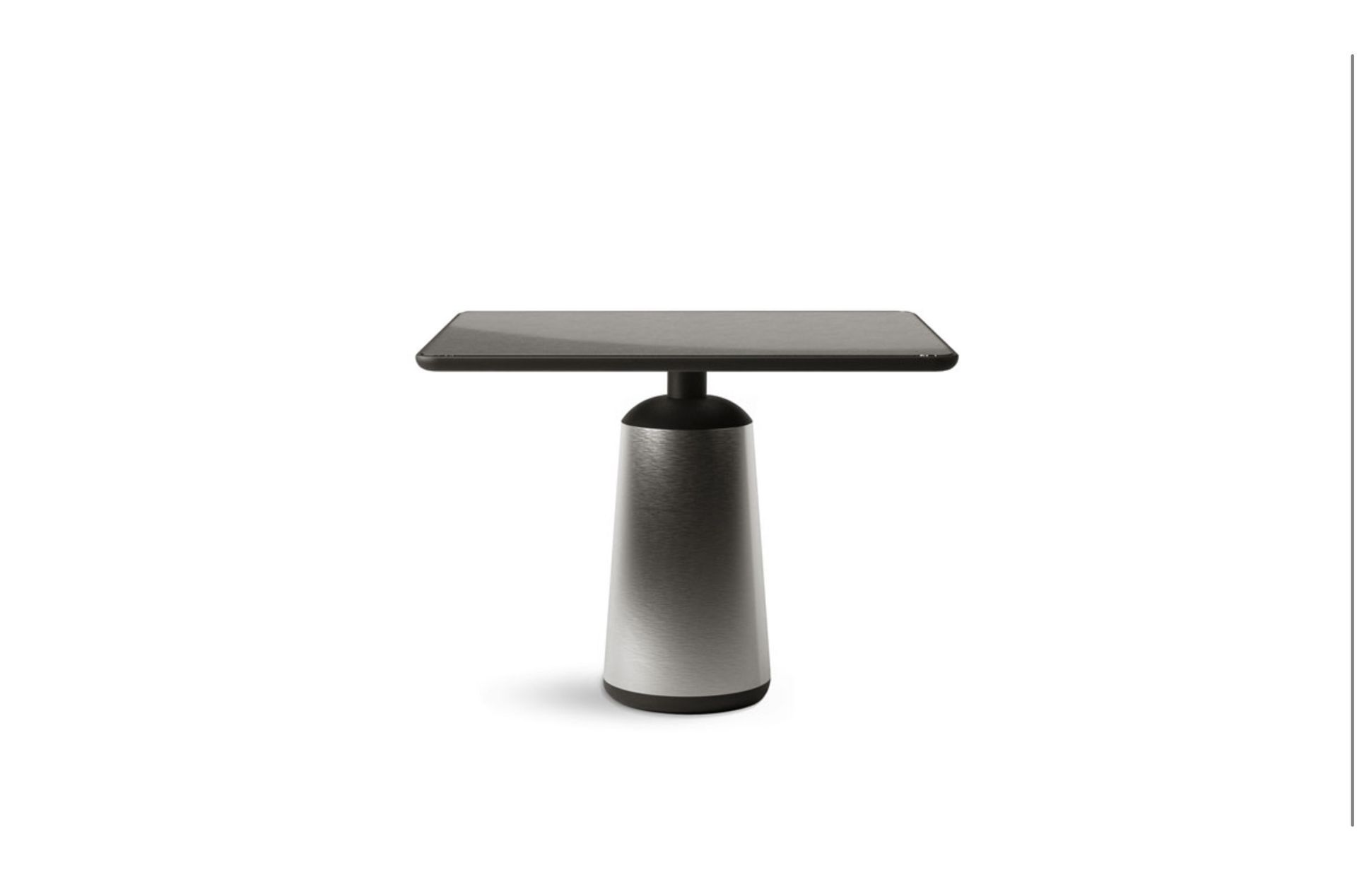 Marien è un esemplare di stile ed eleganza, dalla grande personalità grazie ad un mix di elementi unici. Una base imponente che si sviluppa verso l’alto per supportare il top perfettamente incastonato in un sottile bordo perimetrale: proprio come Marienplatz, cuore pulsante di Monaco, immersa nell’atmosfera unica e inconfondibile della Baviera. Il tavolo è disponibile in tre dimensioni diverse, e il top può essere realizzato in marmo, Fenix o vetro retroverniciato. Marien appartiene alla collezione Plaza, un progetto che racconta un viaggio metaforico tra le capitali europee interpretandone le piazze urbane più iconiche, e si compone di tavoli, sedute, cabinet, desk e consolle, progettati non solo per la dimensione domestica più intima, ma anche per gli spazi dinamici dell’accoglienza.