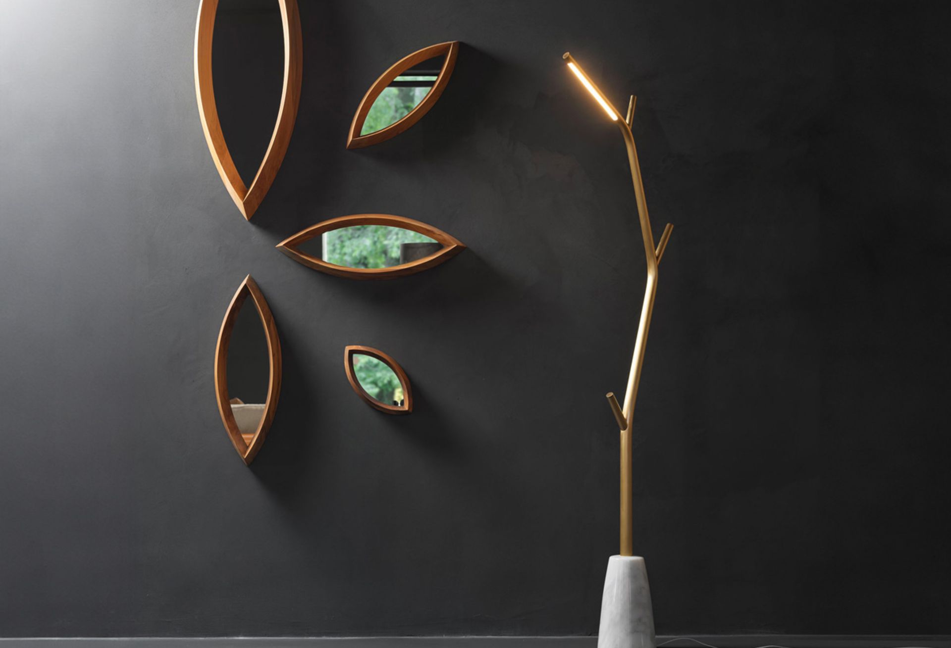 Aira è una lampada da terra a LED con struttura in ottone verniciato oro e base in marmo. Con Aira la Natura entra nelle case e regala una nuova immagine di Bellezza, rompendo i classici schemi del lusso. “In molte culture il ramo di un albero è carico di valori simbolici legati alla Natura e alla Spiritualità. L’idea di trasformare un ramo in una sorgente luminosa nasce dalla volontà di amplificare questa valenza positiva e creare un oggetto funzionale che al contempo possa fungere da stimolo per l’anima.” (cit. Marcantonio)