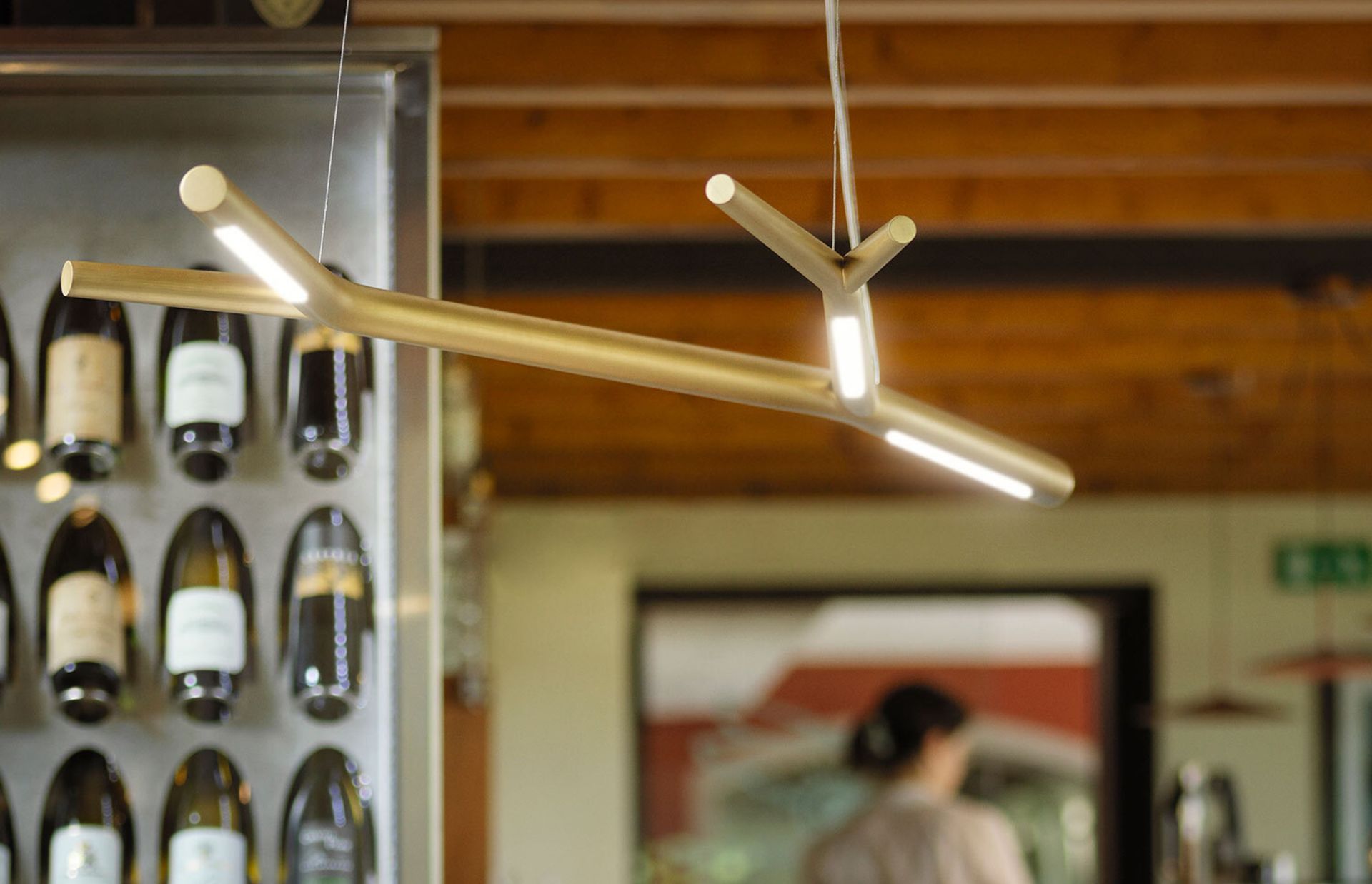 Aira è un sistema di illuminazione a sospensione a LED composto da due elementi di dimensioni diverse, con una struttura in ottone verniciata oro. Con Aira, la Natura permea con grazia le case e gli ambienti dinamici dell'ospitalità, conferendo un nuovo concetto di Bellezza che sovverte i paradigmi del lusso convenzionale. “In molte culture, un ramo d'albero porta con sé valori simbolici legati alla Natura e alla Spiritualità. L'idea di trasformare un ramo in una fonte luminosa nasce dal desiderio di amplificare questo significato positivo e creare un oggetto funzionale che possa anche servire da ispirazione per l'anima.” (citazione di Marcantonio)