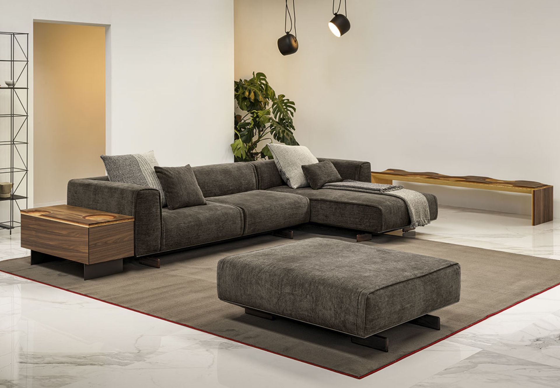 Coleman è una delle cinque famiglie della collezione di divani componibili disegnati da Ludovica+Roberto Palomba. Il telaio in alluminio (brevetto Horm), leggero ed ecologico, su cui si innestano tutti gli elementi imbottiti, è il tratto distintivo e il comune denominatore della Collezione, espressione dell’alta artigianalità sartoriale del Made in Italy. Le varie tipologie di seduta e le imbottiture a quote differenziate di portanza sono studiate per garantire il massimo comfort. Coleman è un divano dalle forme generose negli schienali e nei braccioli, avvolgente e accogliente, impreziosito da piedini 9cm a saponetta, in noce canaletto massello. Coleman è disponibile in due profondità di seduta: 90 o 105 centimetri.