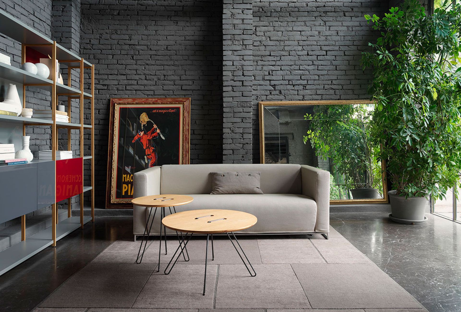 Samoa è la soluzione ideale per chi necessita di un divano letto multiuso: comodo e trasformabile, si adatta ad ogni ambiente, offrendo un luogo di relax che all'occorrenza diventa un pratico giaciglio su cui riposare. Fino al 2018 il prodotto è stato commercializzato con il marchio Orizzonti Italia.