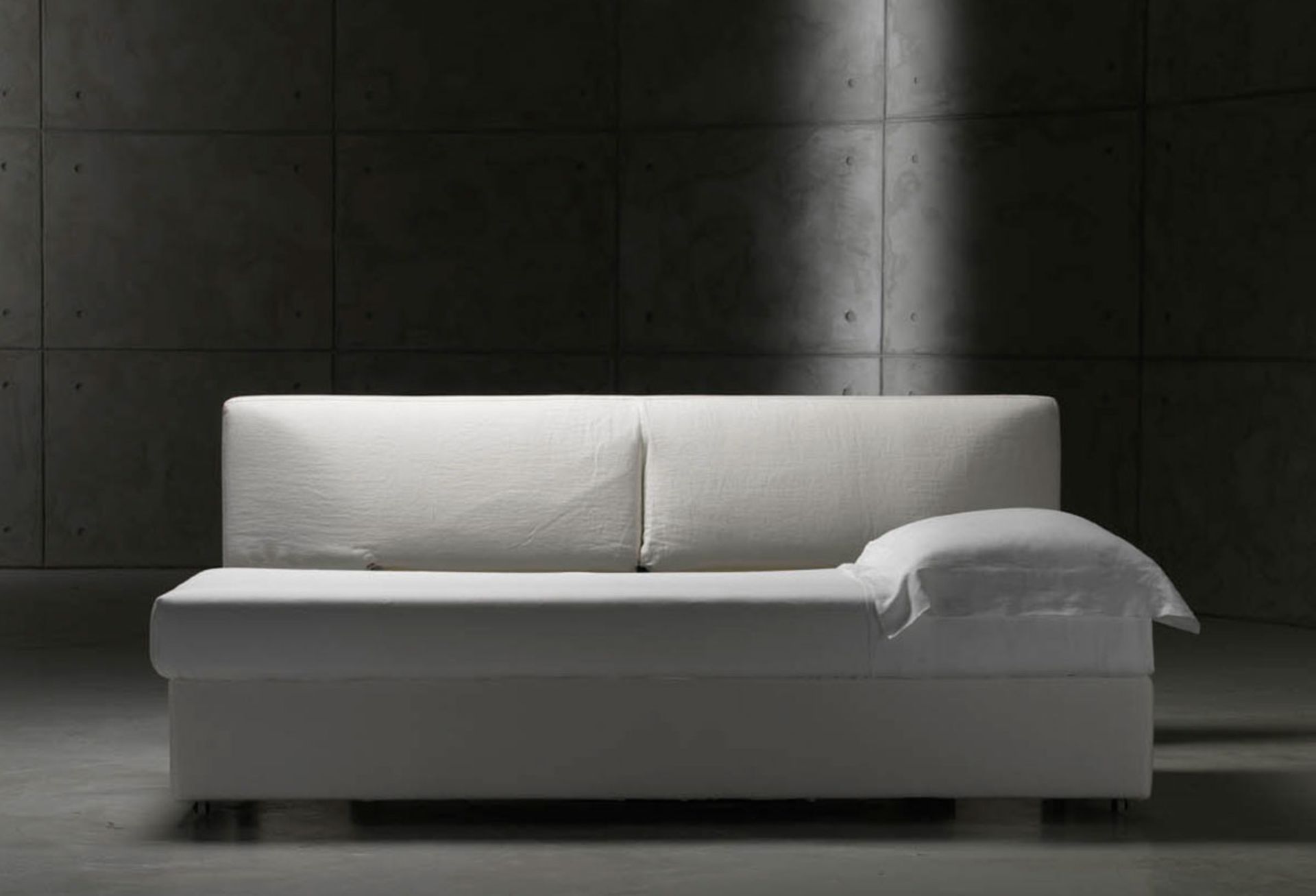 Divano letto dotato di un meccanismo di apertura bilanciato che gli permette di assumere tre differenti assetti: letto singolo, matrimoniale o due letti singoli affiancati. Materassi in poliuretano e fibra di poliestere anallergica. Rivestimento sfoderabile disponibile in tessuto o ecopelle. Vulcano è disponibile anche nella versione “contenitore”, con un piccolo vano sotto la seduta utile per riporvi la biancheria per la notte. Fino al 2018 il prodotto è stato commercializzato con il marchio Orizzonti Italia.