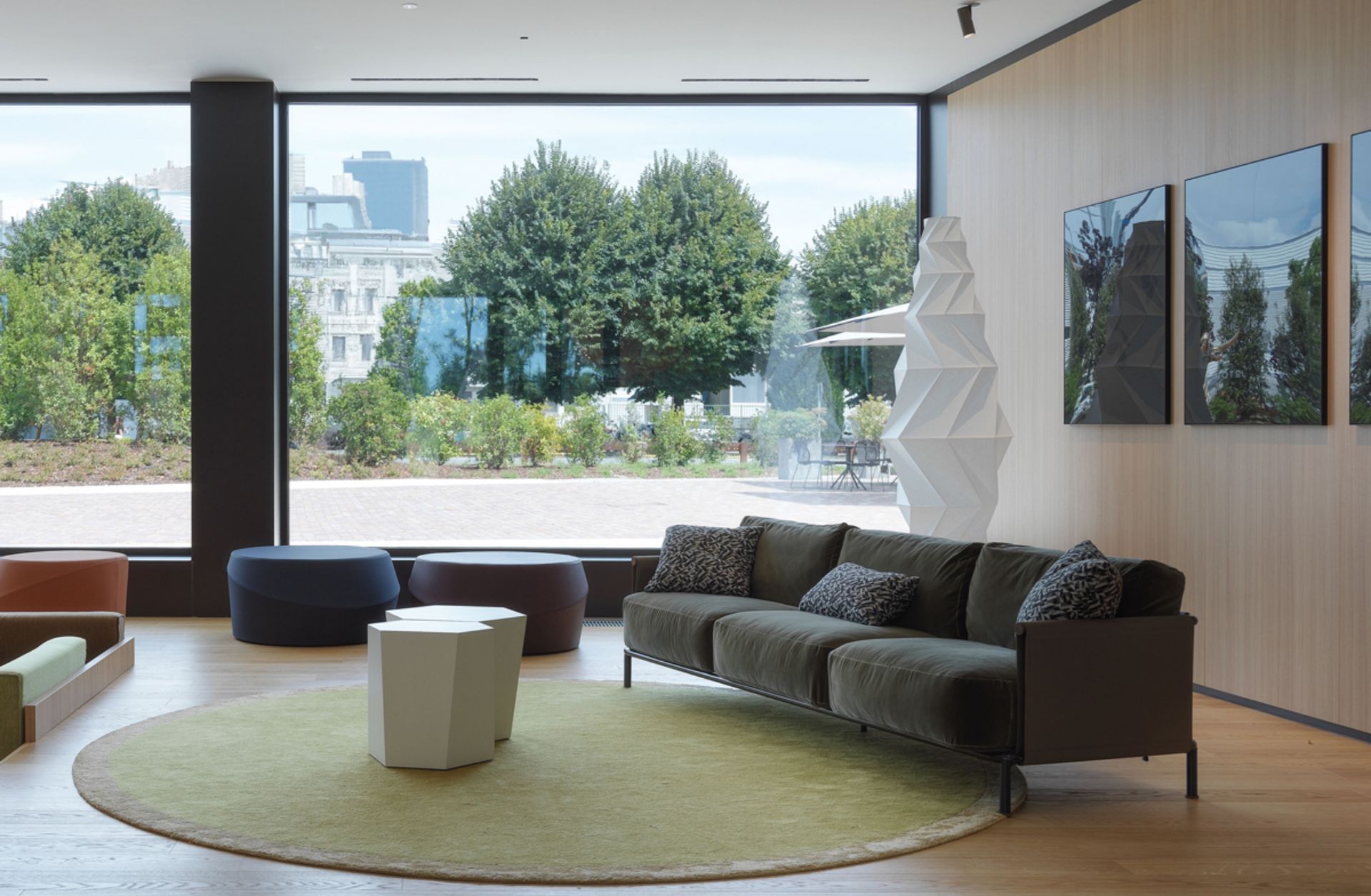 Il divano SC2 riflette splendidamente il principio di Leonardo da Vinci: “La semplicità è l'ultima sofisticatezza”. SC2 si sviluppa attorno a un telaio metallico robusto e minimalista con dettagli raffinati in legno di noce canaletto che sostengono il cuoio accuratamente esteso lungo i larghi braccioli e il generoso schienale. Questo pezzo presenta una forma pulita e decisa che incorpora cuscini ampi e accoglienti, offerti in una selezione di pelli pregiate e tessuti sofisticati.