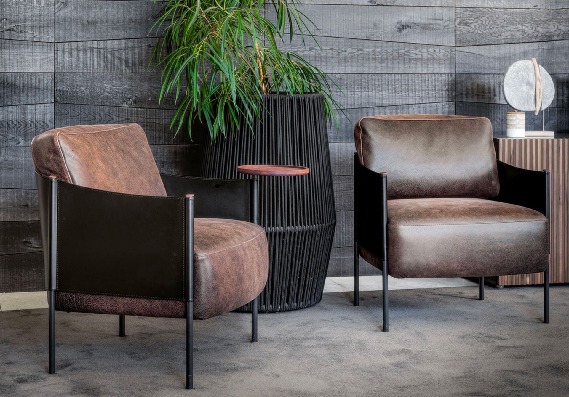 Una poltrona elegante con fusto in abete. gambe in metallo verniciato nero e decori in noce canaletto, dalle dimensioni contenute che interpreta un’esigenza di lusso domestico anche nei piccoli spazi. Un “foglio” di cuoio sapientemente lavorato da abili maestri pellettieri avvolge gentilmente una cuscinatura arrotondata. La cura dei dettagli e l’estrema purezza formale della struttura diventano il segno distintivo di SC1.