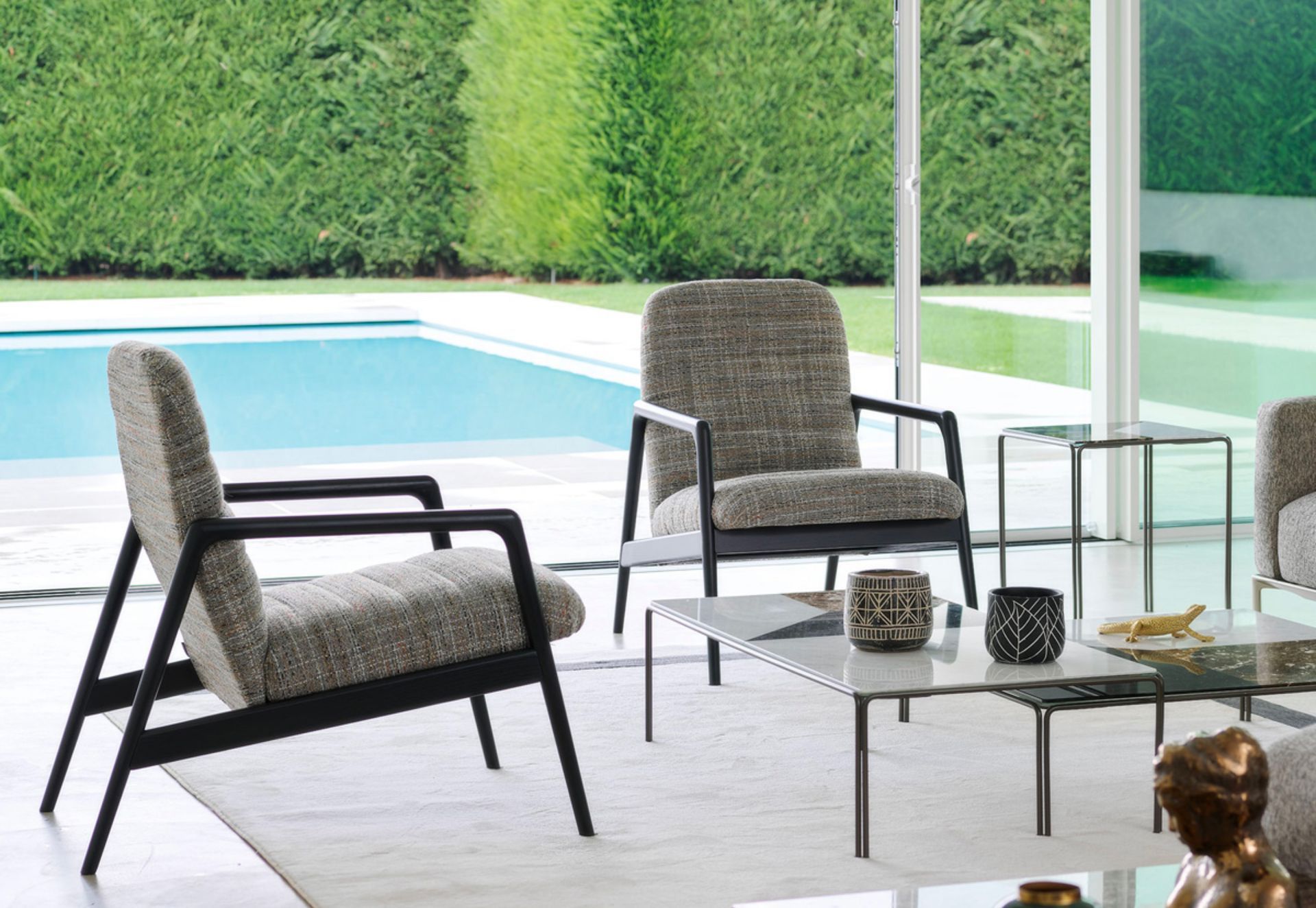 Poltroncina ergonomica per spazi relax e d’attesa. Comoda, confortevole, innovativa nel suo essere senza tempo. La base in legno sostiene la scocca ergonomica, dal forte richiamo scandinavo. Dal design essenziale e di grande attualità: la scocca, anatomica, è imbottita a forte spessore.