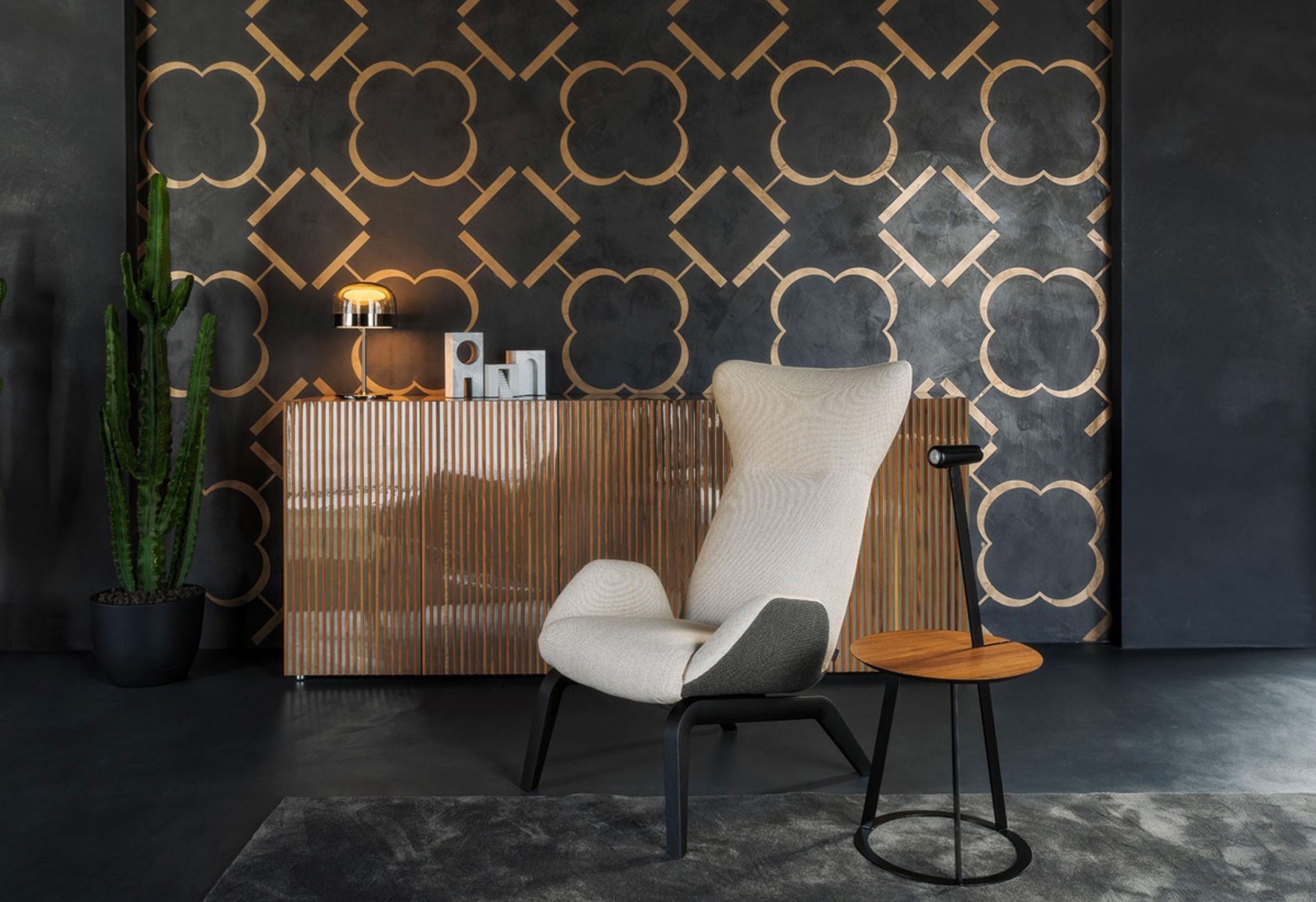 A comfortable and enveloping furnishing which sets the style for the interiors. It adopts the stylistic elements of the Scandinavian design and offers enhanced comfort thanks to the soft shapes and mitigation. The attention to detail is essential.