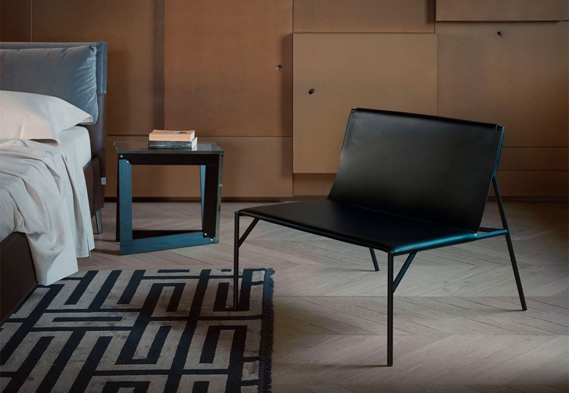 La collezione Tout le Jour nasce dalla collaborazione tra Horm e Marc Thorpe ed è strutturata in un divano, una lounge, una sedia ed un tavolino. La sensibilità della collezione è radicata nell'onestà dei materiali e delle strutture utilizzate per la produzione degli arredi: Una combinazione di metallo, cuoio e marmo, sintetizzate in un elegante ritmo delle proporzioni e dettagli.