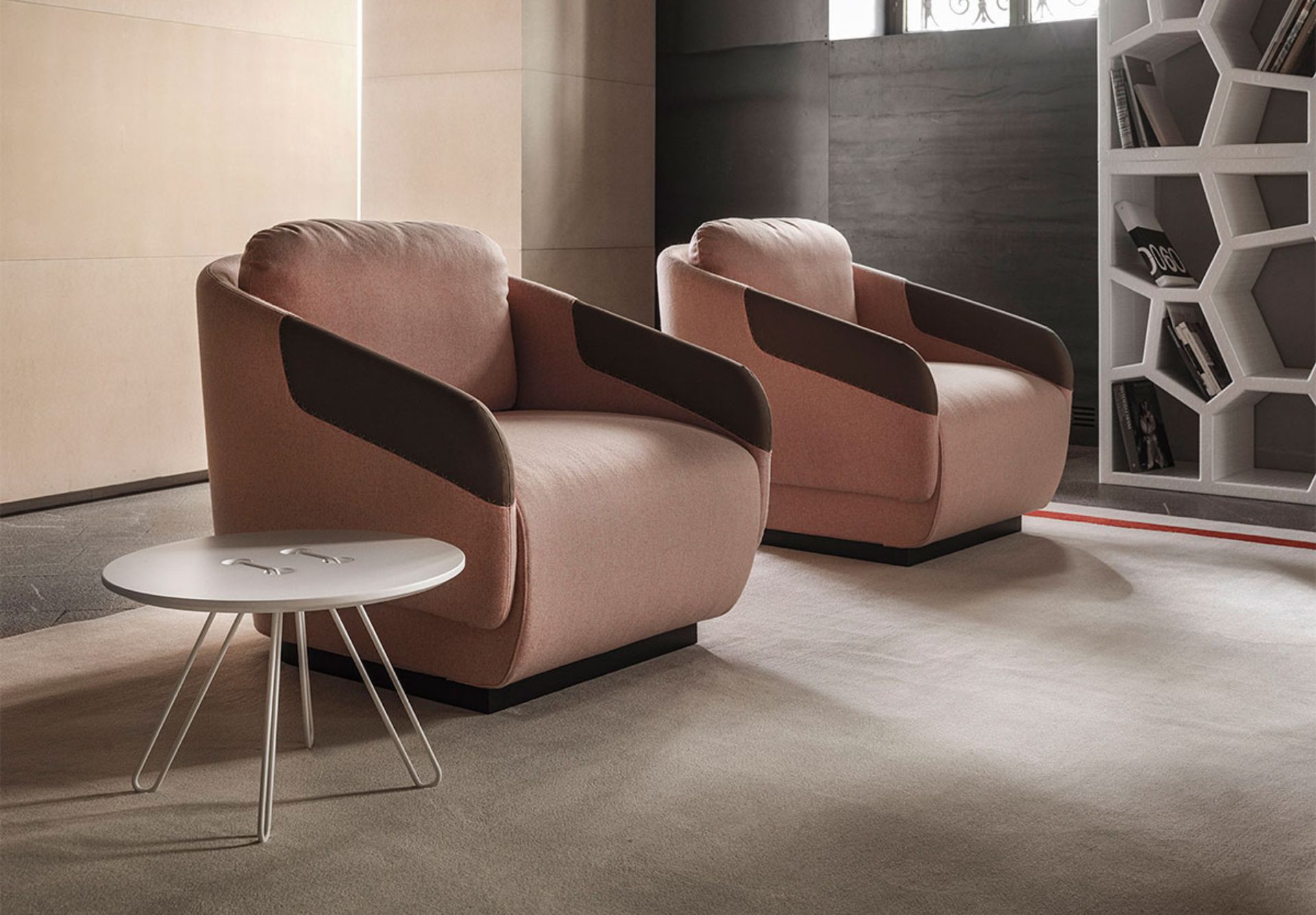 La collezione di imbottiti Worn, è composta da una poltrona, un divano a due posti e un divano a tre posti. Il dettaglio distintivo – un contrastante ritaglio di pelle naturale che riveste i braccioli – è strategicamente posizionato sulle zone che normalmente si usurano di più. La pelle naturale non è trattata e, con l’utilizzo, svilupperà naturalmente una patina che permetterà alla seduta di invecchiare in modo elegante. La rifinitura della pelle del bracciolo è accentuata da una cucitura decorativa che mostra la qualità e l’abilità della lavorazione degli imbottiti. I cuscini dello schienale in piuma d’oca rendono questa collezione di grande comfort.