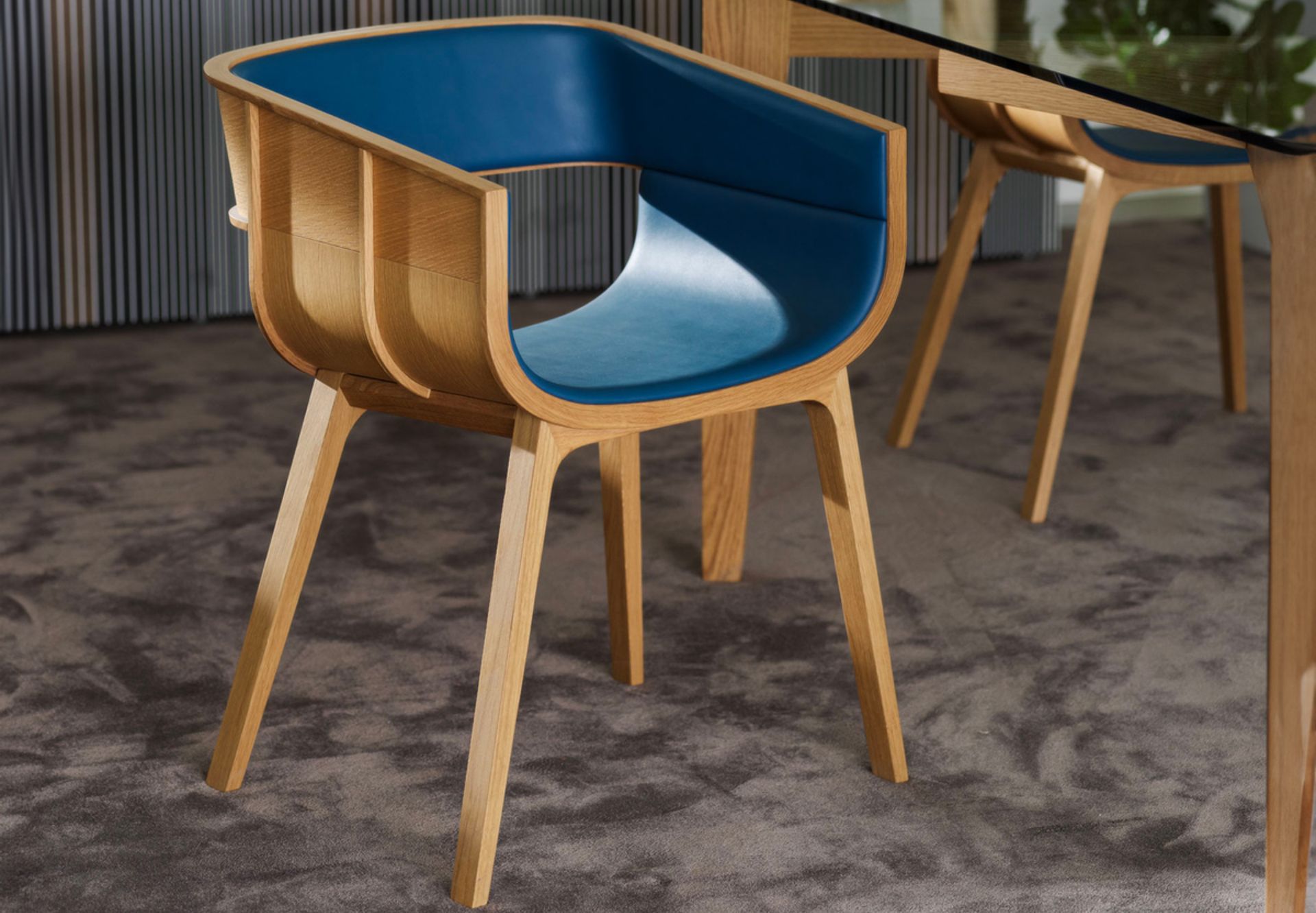 Maritime si ispira al mondo marittimo. Una sedia elegante e raffinata, costruita con cura in legno massiccio. L'equilibrio preciso e raffinato tra la struttura e le superfici, assemblate a mano con pezzi di precisione, accresce il valore di Maritime. Le superfici curve seguono le venature del legno aggiungendo morbidezza e sinuosità alla struttura in rovere massiccio.