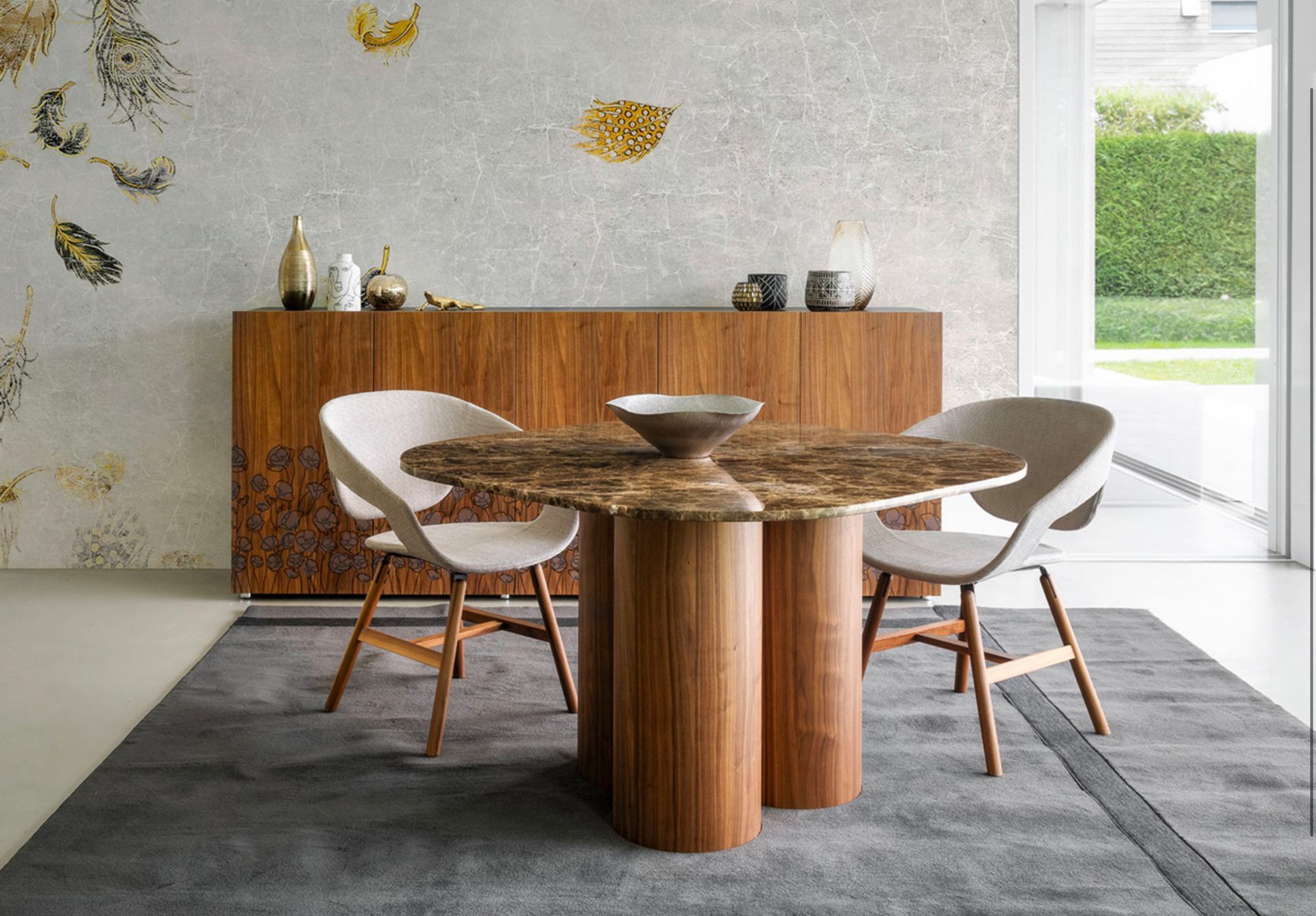 Vad è un sistema di sedute disponibili con diversi tipi di gambe (legno, tondino di metallo, o trespolo girevole) e con una scocca in polipropilene rinforzato ottenuta mediante stampaggio ad iniezione. La scocca può essere rivestita in cuoietto o imbottita e rivestita in tessuto, pelle ed ecopelle. In Vad Wood, la struttura in rovere naturale o in noce canaletto rende la seduta più elegante e ricercata mantenendo il gusto tipico della tradizione scandinava.