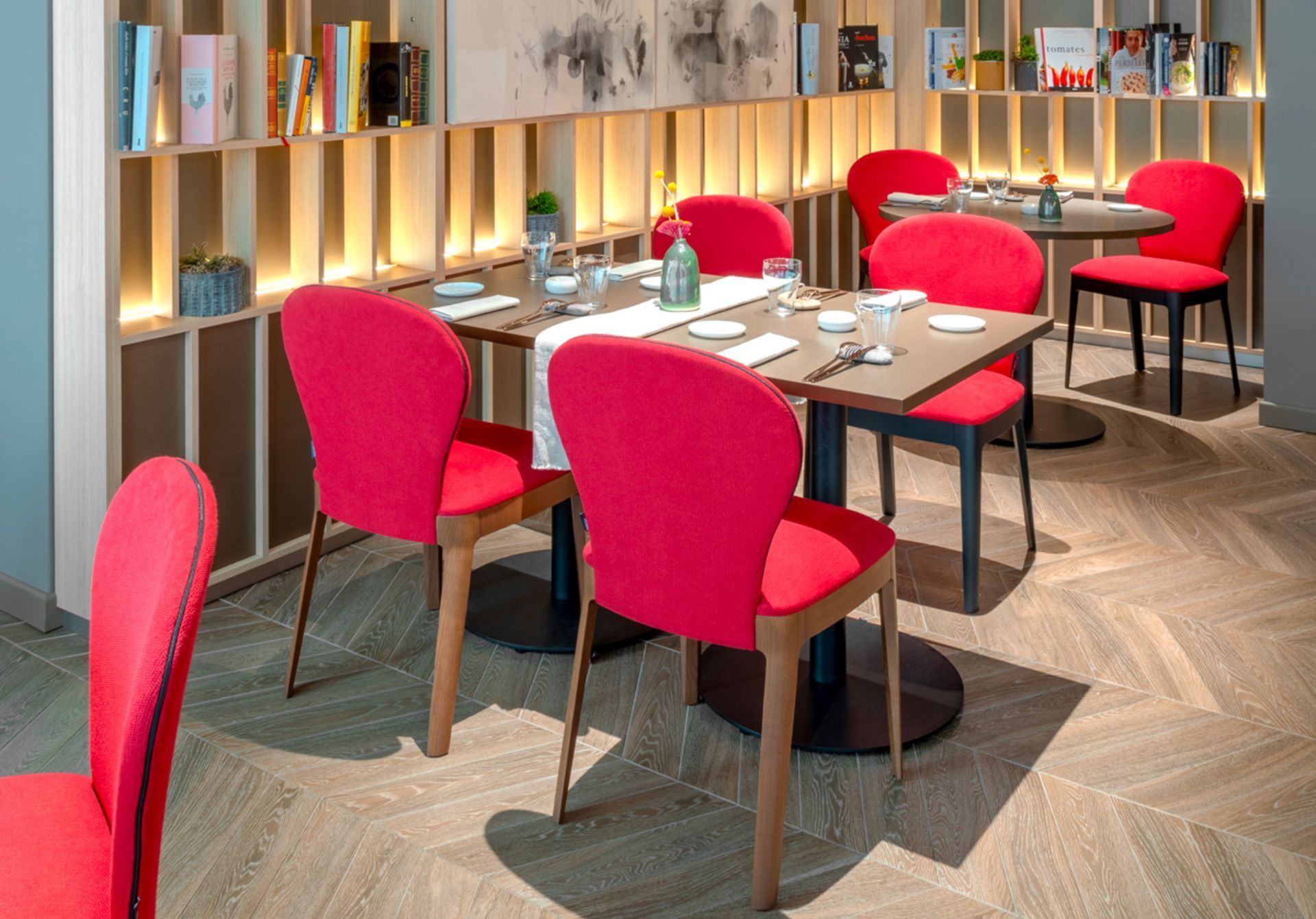 Morbida, sinuosa ed avvolgente. Milady si ispira alle linee decò con una stilizzazione senza tempo. La purezza formale e delle linee, permettono a Milady di adattarsi ad ogni tipo di ambiente.