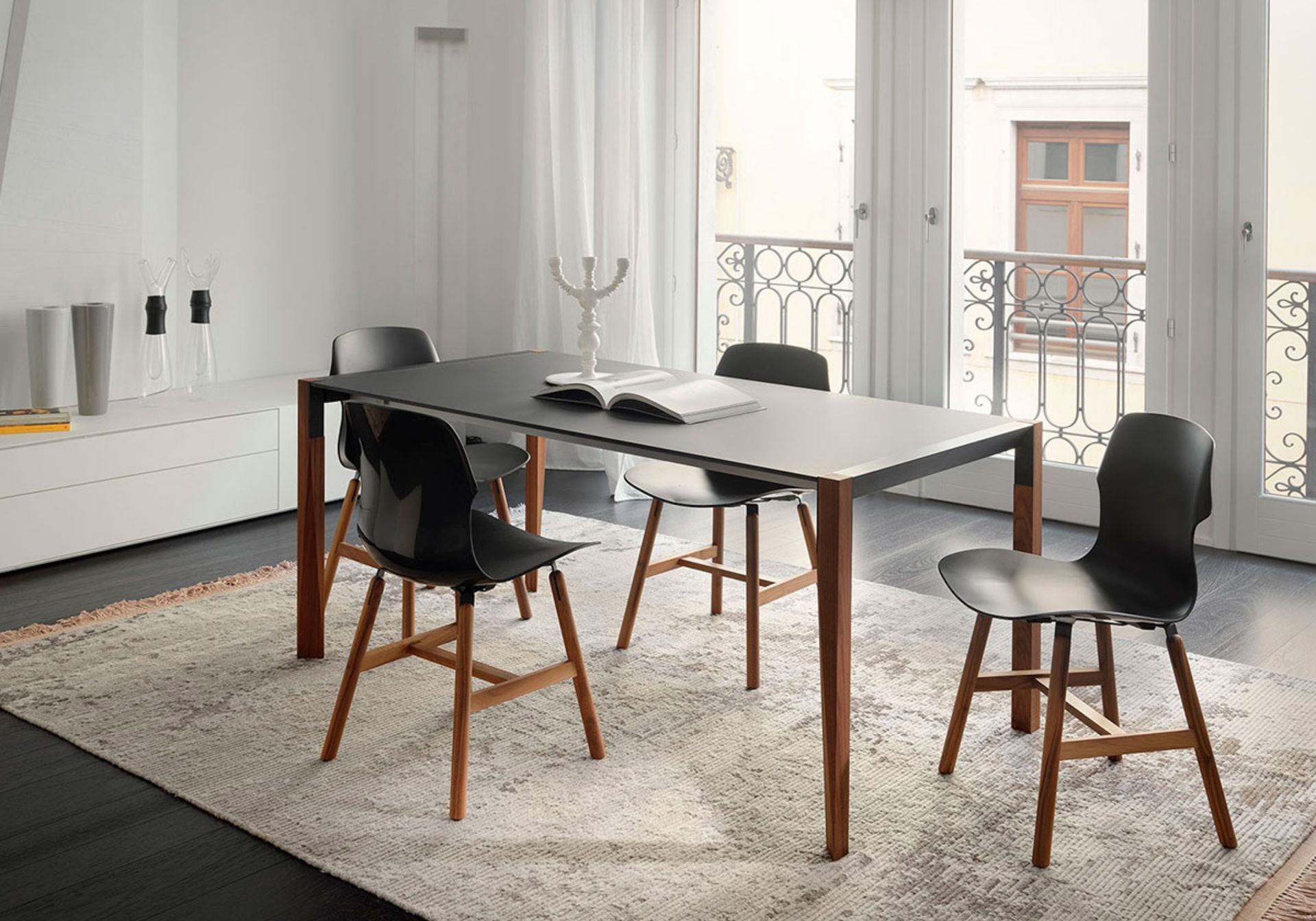 Stereo Wood Polipropilene appartiene alla collezione Stereo, un sistema di sedute completo, disponibile anche con gambe metalliche spesse (Stereo Metal Poliproprilene) o come sedia impilabile con gambe metalliche sottili (Stereo Impilabile Polipropilene). Un design aperto e versatile con molteplici possibilità di utilizzo in diversi contesti. Stereo offre un'ampia gamma di colori, materiali e funzioni. Il sedile in polipropilene, lucido sul retro e opaco