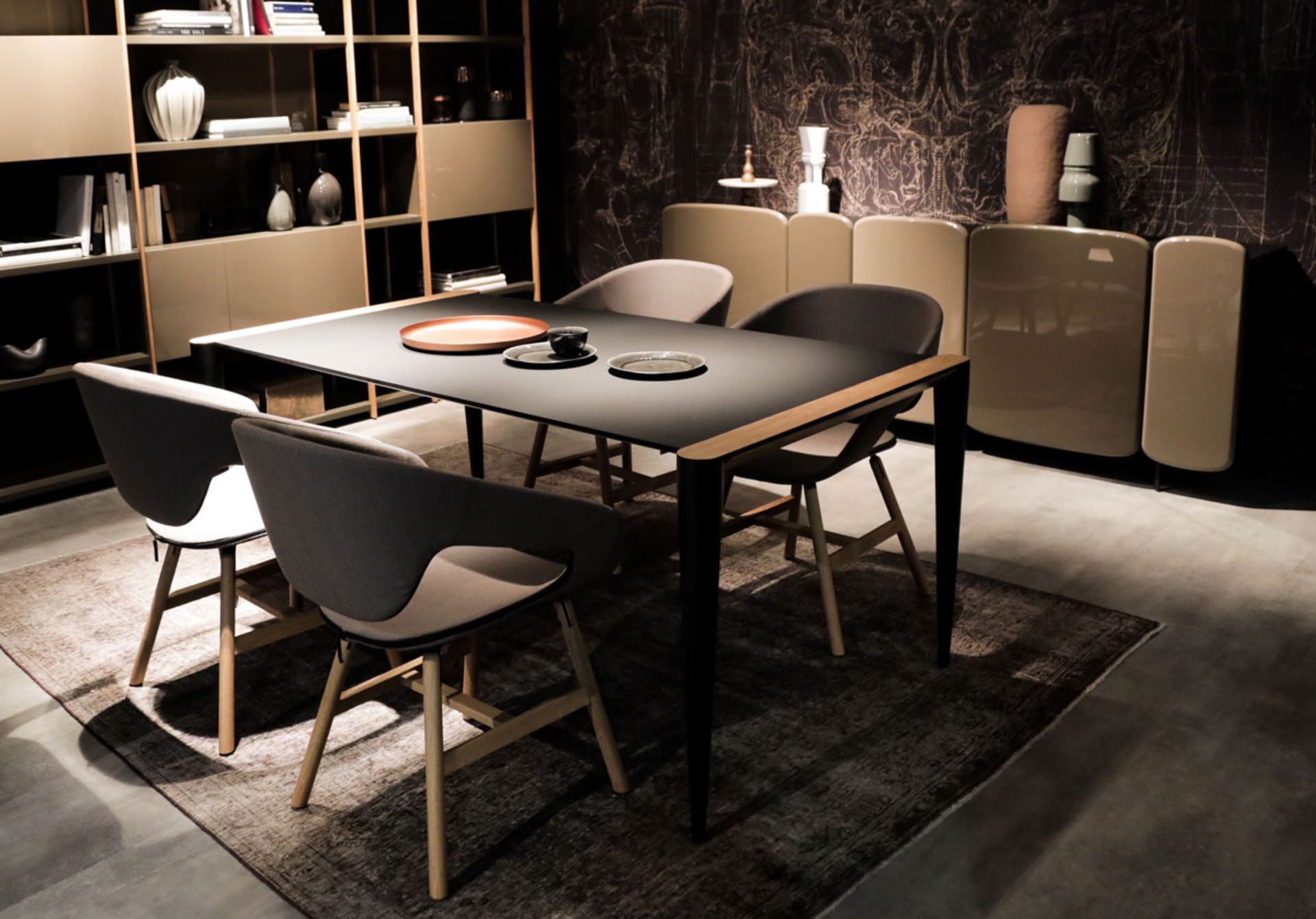 Bolero è caratterizzato dalla versatilità nelle dimensioni unita alla sperimentazione di materiali innovativi come il Fenix. La sua caratteristica principale è la leggerezza estetica e strutturale. Le estremità del tavolo sono impreziosite da dettagli in noce canaletto o in rovere naturale, applicati a mano.