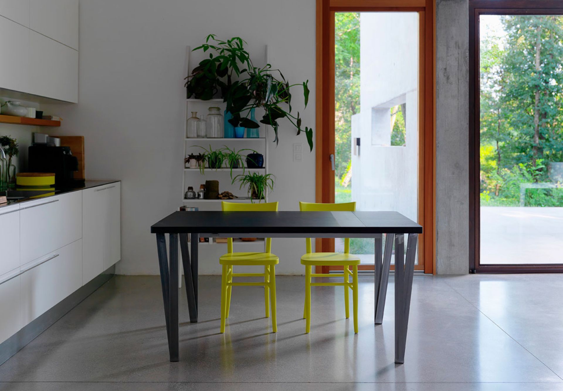 Ma.Re is an extensible table. The almost invisible runners and the contrast of tactile sensations between the materials (wood and ceramic) make this table more fascinating when open, rather than closed. This is a unique gift for an extensible table. The legs open irregularly, like moorings. The ceramic extension transforms the table into a working surface which is exceptionally anti-scratch and resistant to staining.