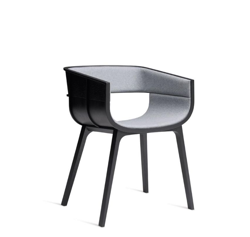 Maritime si ispira al mondo marittimo. Una sedia elegante e raffinata, costruita con cura in legno massiccio. L'equilibrio preciso e raffinato tra la struttura e le superfici, assemblate a mano con pezzi di precisione, accresce il valore di Maritime. Le superfici curve seguono le venature del legno aggiungendo morbidezza e sinuosità alla struttura in rovere massiccio.