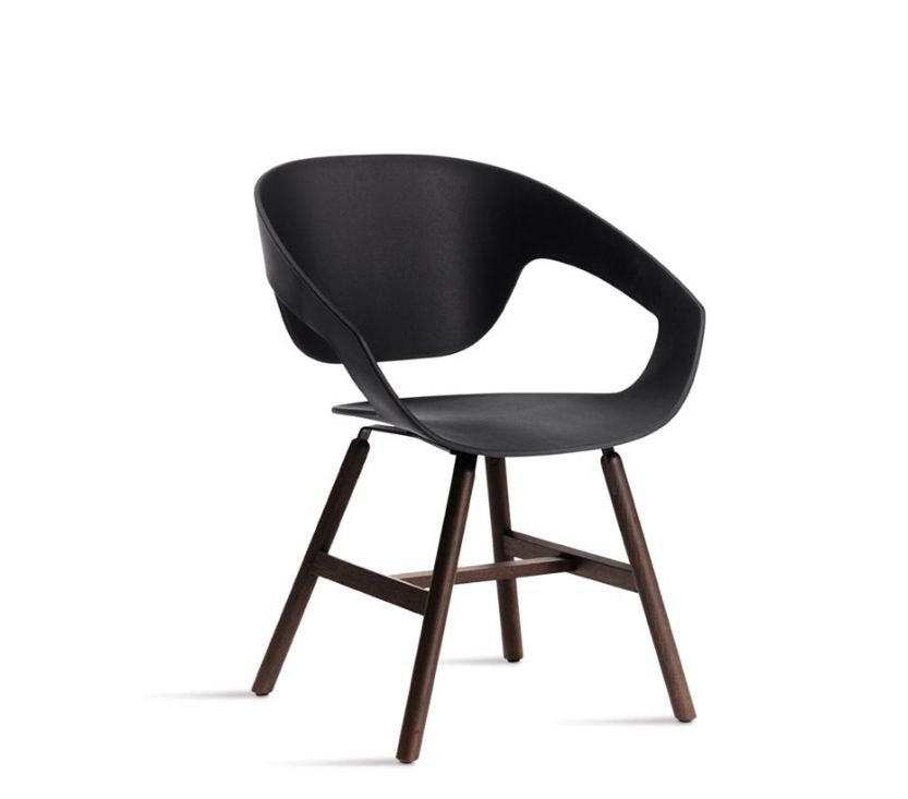 Vad Wood Polipropilene
Vad è un sistema di sedute disponibili con diversi tipi di gambe (legno, tondino di metallo, o trespolo girevole) e con una scocca in polipropilene rinforzato ottenuta mediante stampaggio ad iniezione. La scocca può essere rivestita in cuoietto o imbottita e rivestita in tessuto, pelle ed ecopelle. In Vad Wood, la struttura in rovere naturale o in noce canaletto rende la seduta più elegante e ricercata mantenendo il gusto tipico della tradizione scandinava.