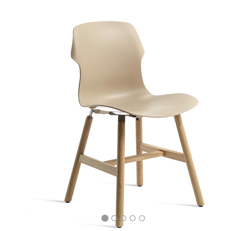 Stereo Wood Polipropilene
Stereo Wood Polipropilene appartiene alla collezione Stereo, un sistema di sedute completo, disponibile anche con gambe metalliche spesse (Stereo Metal Poliproprilene) o come sedia impilabile con gambe metalliche sottili (Stereo Impilabile Polipropilene). Un design aperto e versatile con molteplici possibilità di utilizzo in diversi contesti. Stereo offre un'ampia gamma di colori, materiali e funzioni. Il sedile in polipropilene, lucido sul retro e opaco davanti, può essere completamente o solo frontalmente rivestito.