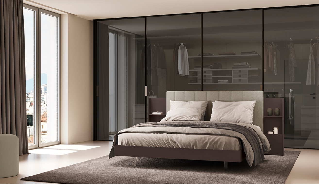 Il letto Venice presenta una testata con cuscino imbottito, comodo e morbido per garantire un riposo ottimale. Il motivo a doghe verticali conferisce raffinatezza all'ambiente e impreziosisce la zona notte: una straordinaria combinazione di sobria eleganza e massimo comfort, dove nessun particolare viene lasciato al caso. Il ruolo di protagonista è interpretato dalla testata personalizzabile con dispositivo di ricarica wireless, presa USB e disponibile anche con vani laterali comodi per lo storage e per alloggiare oggetti. Un' anta a ribalta nasconde l'interno dei vani per assicurare il massimo dell'ordine e di pulizia formale.