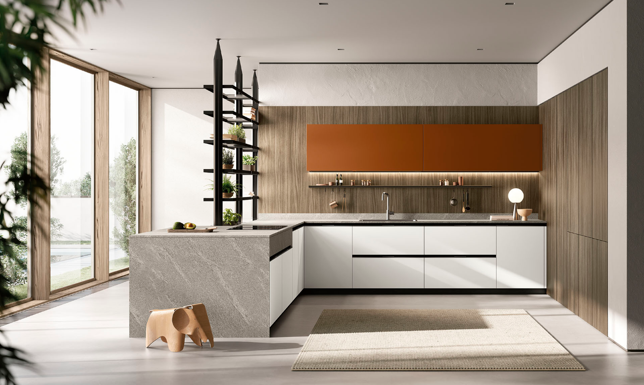 L’anta con profilo in alluminio è l’elemento caratterizzante del sistema: una linea sottile con un ergonomico aumento di sezione si antepone alla presa maniglia a gola piatta o sagomata raggiungendo un ottimo risultato funzionale ed estetico. Il profilo in alluminio scandisce il ritmo della cucina: la presa è disposta centralmente nelle basi con cassetti, cestelli o lavastoviglie definendone il valore geometrico. Nelle basi con anta battente la presa è posta lateralmente e mediante il rapporto di adiacenza con le altre ante battenti definisce forme maggiormente rigorose. Alle colonne viene posta verticalmente rivelando tutta la sua funzionalità e il suo carattere estetico.