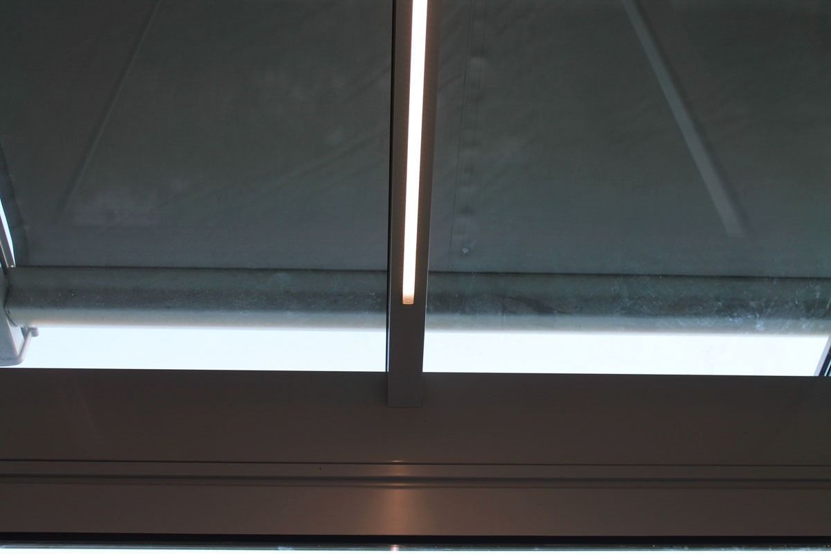 Guardando in alto si vede una tenda di vetro parzialmente aperta, 