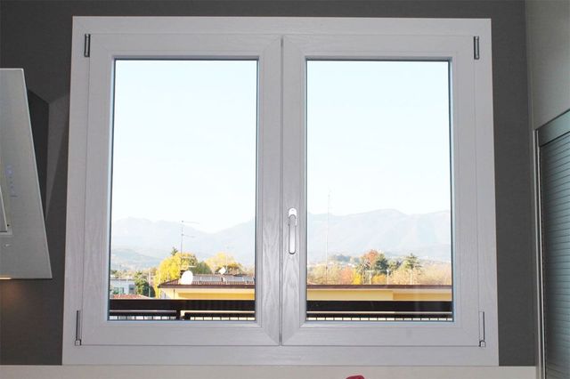 Finestra bianca con doppi vetri e vista sulle montagne.