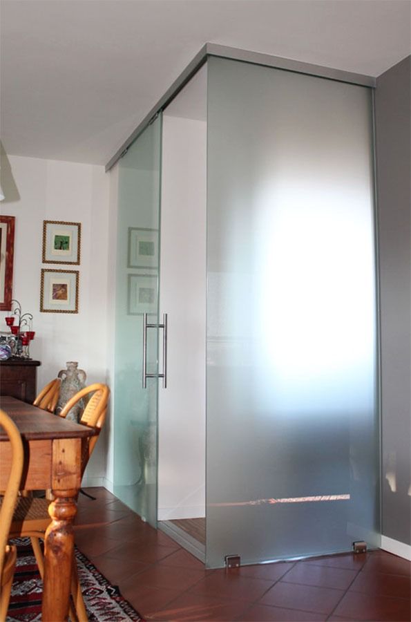 Porta scorrevole in vetro parzialmente smerigliato 