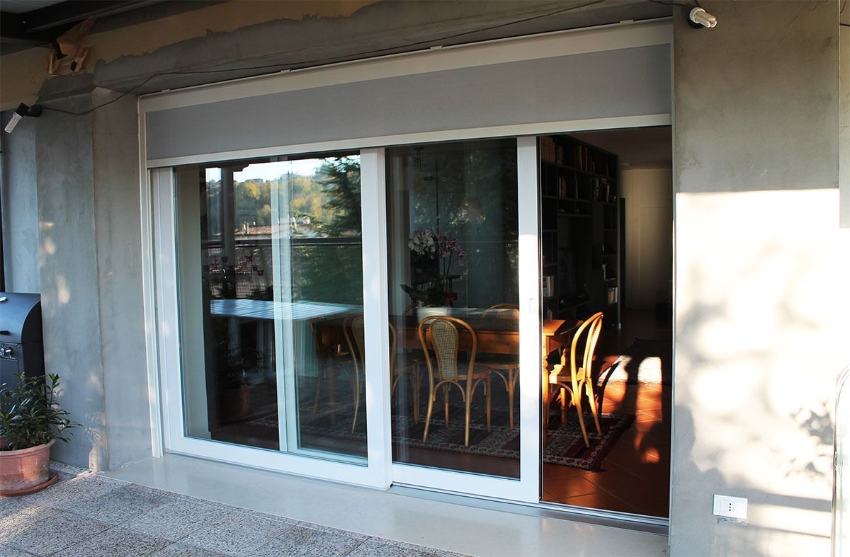 Porte scorrevoli in vetro con telaio bianco 