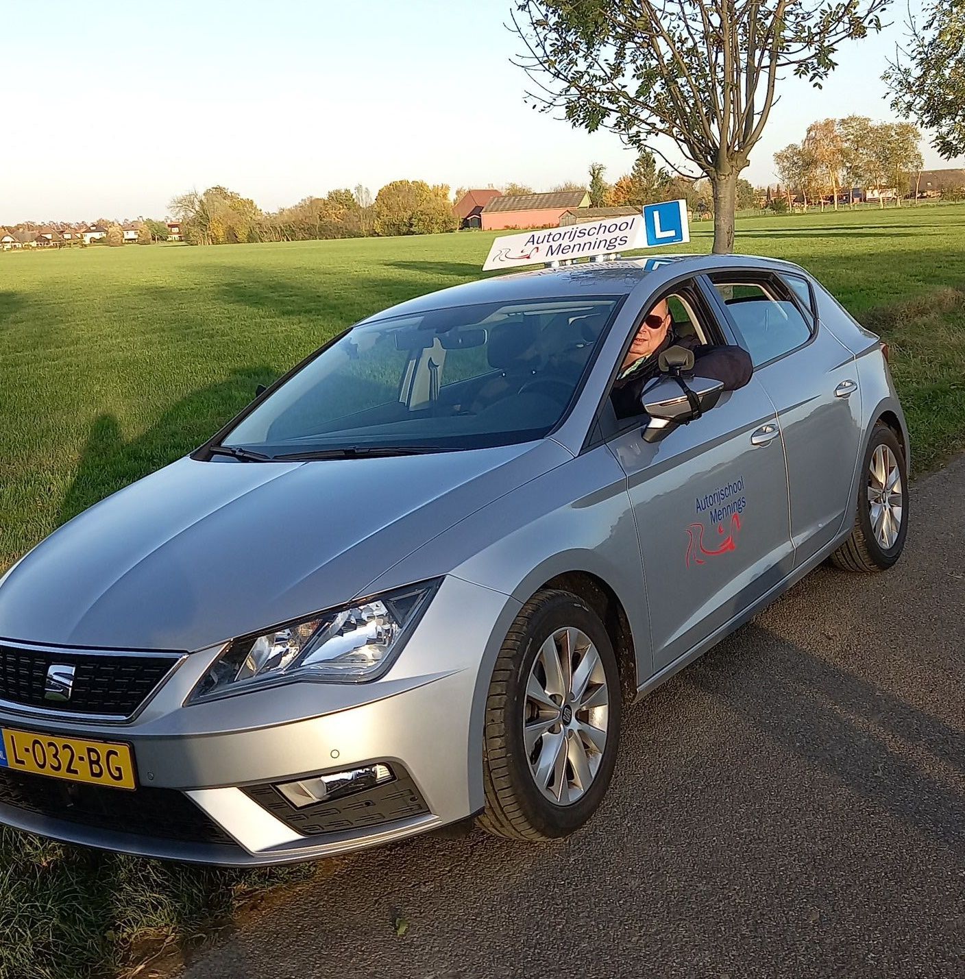 Logo autorijschool Mennings